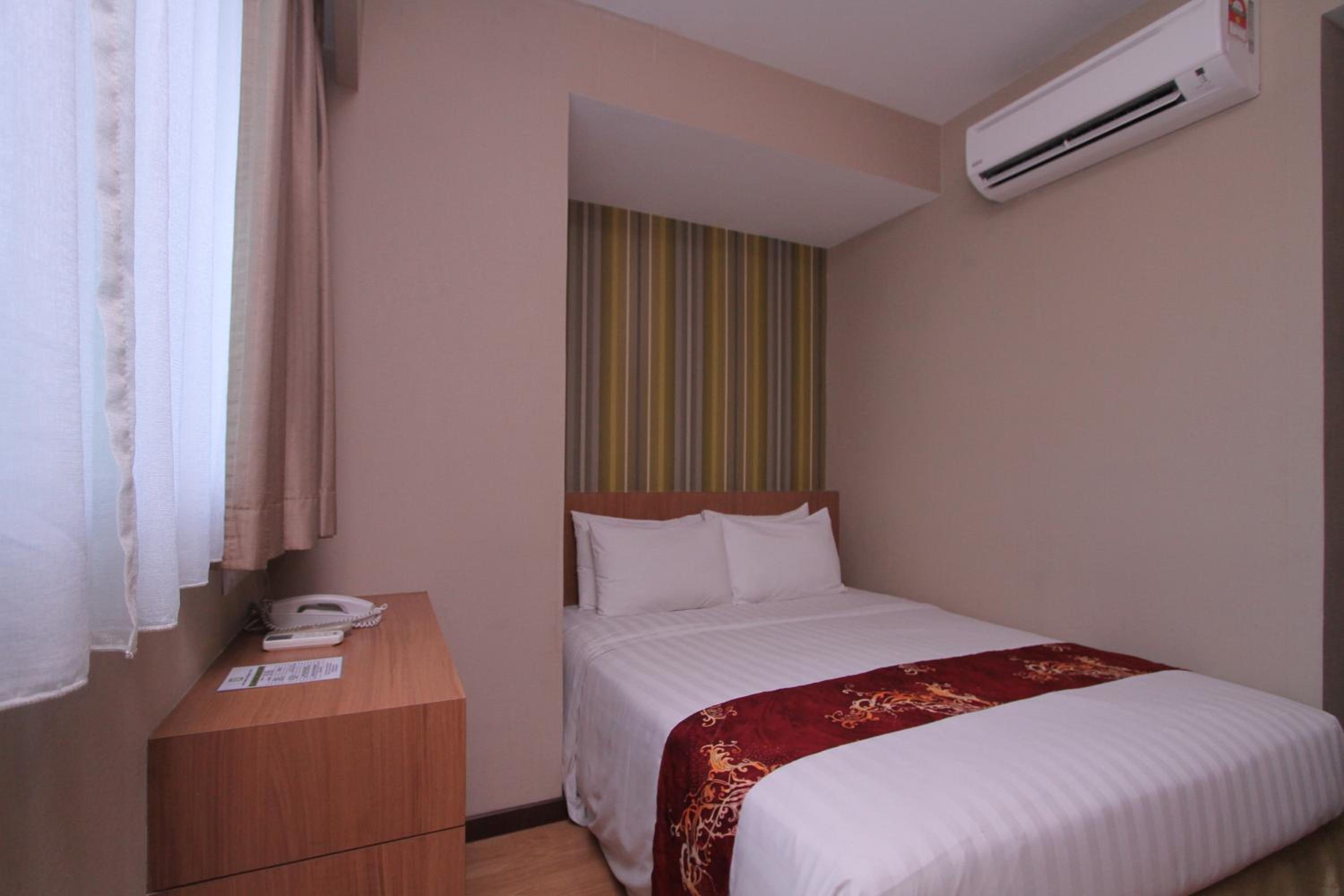 Queen Room with Pool View - Photo 6
