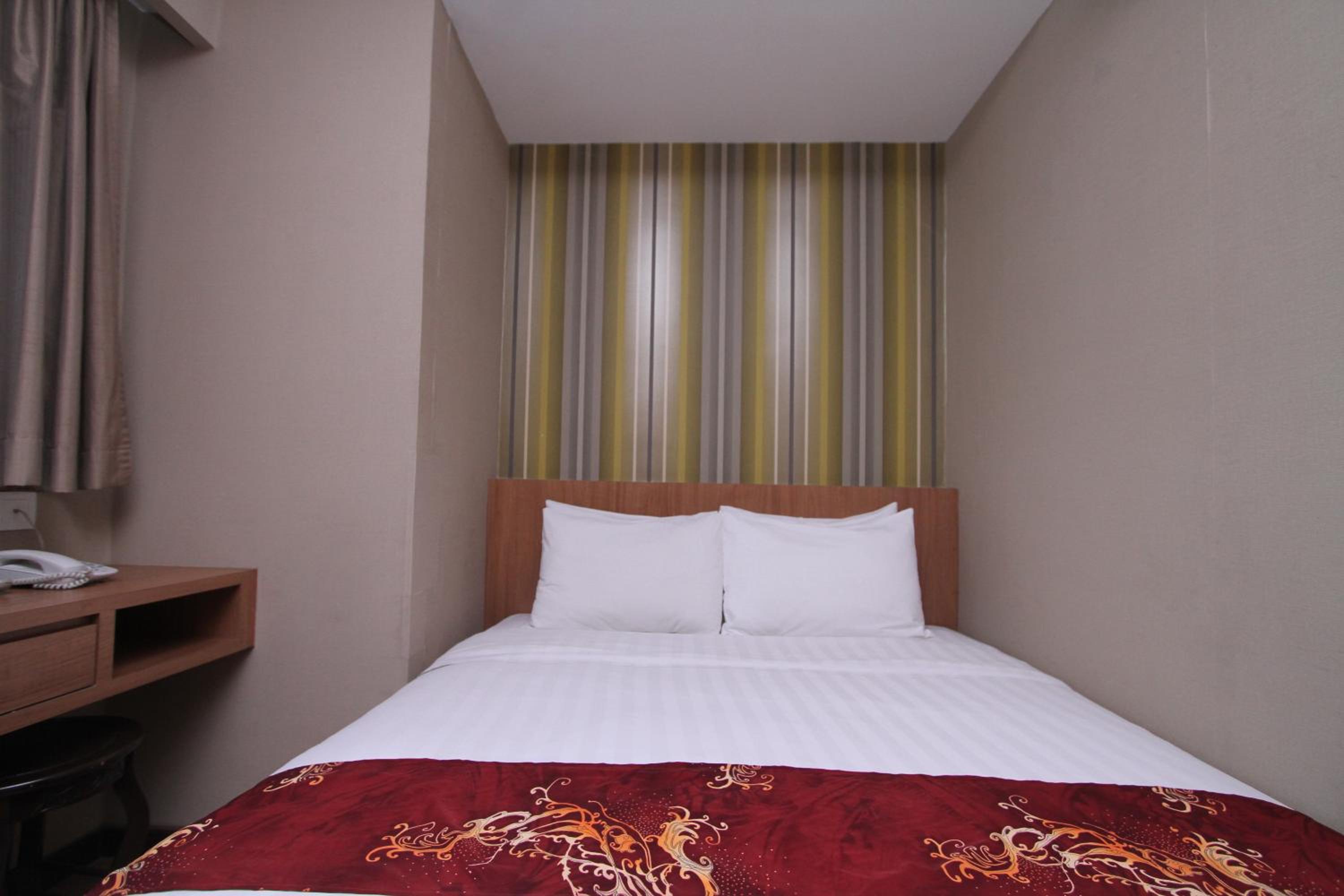 Queen Room with Pool View - Photo 4