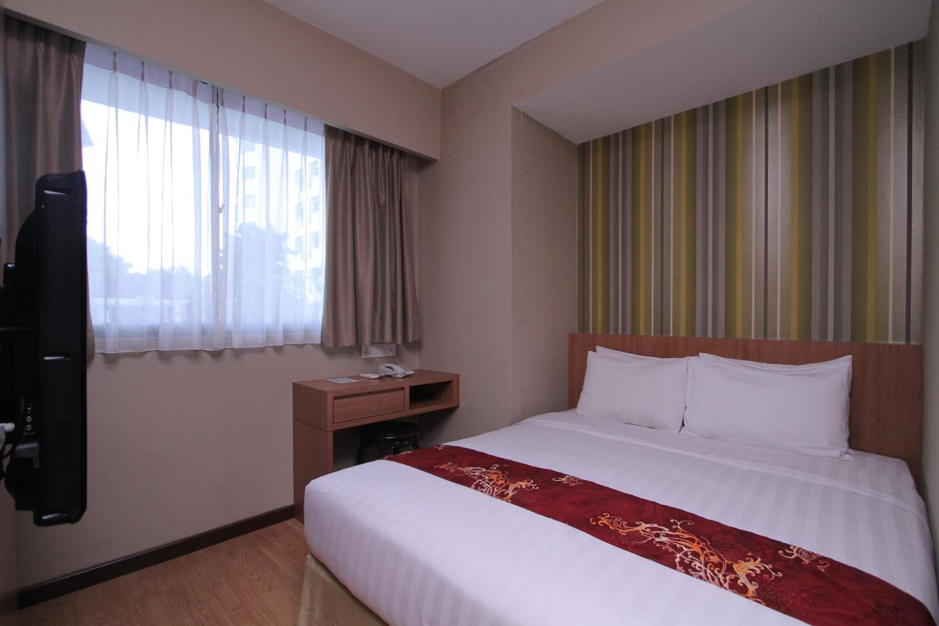 Queen Room with Pool View - Photo 5