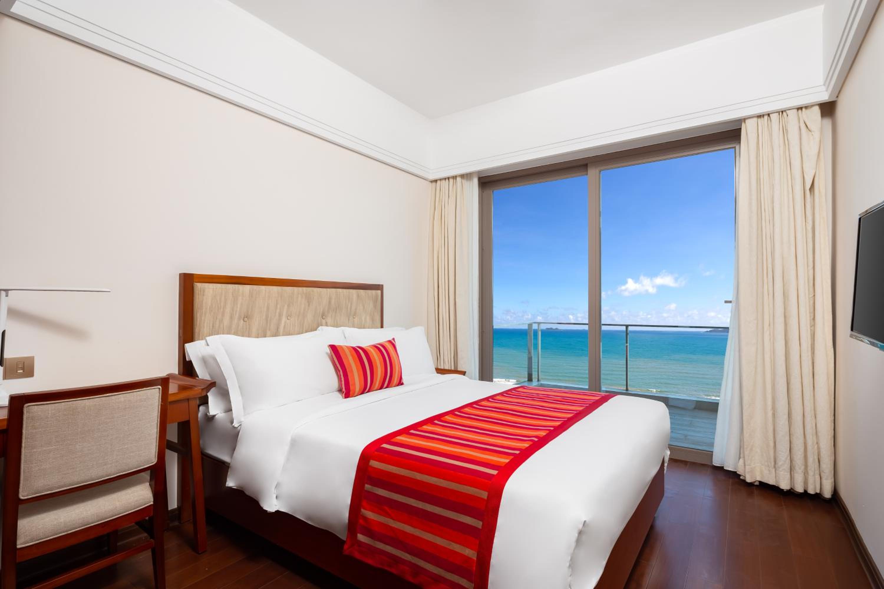 Deluxe Suite Two-Bedroom  Family Suit with Sea View photo 2