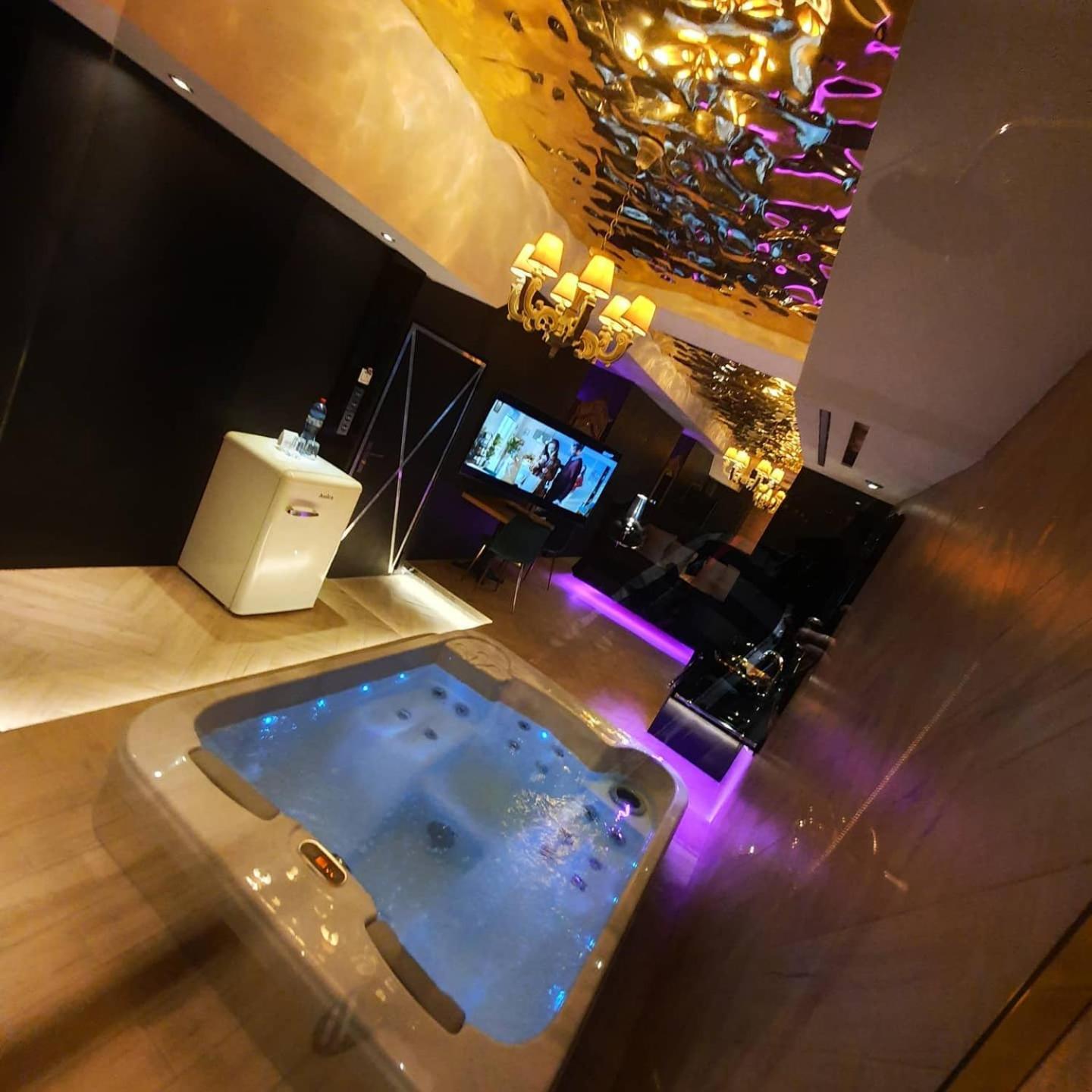 Small Apartment with Jacuzzi - Photo 24
