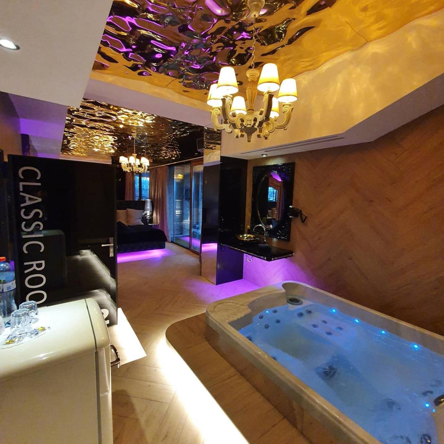 Small Apartment with Jacuzzi - Photo 27
