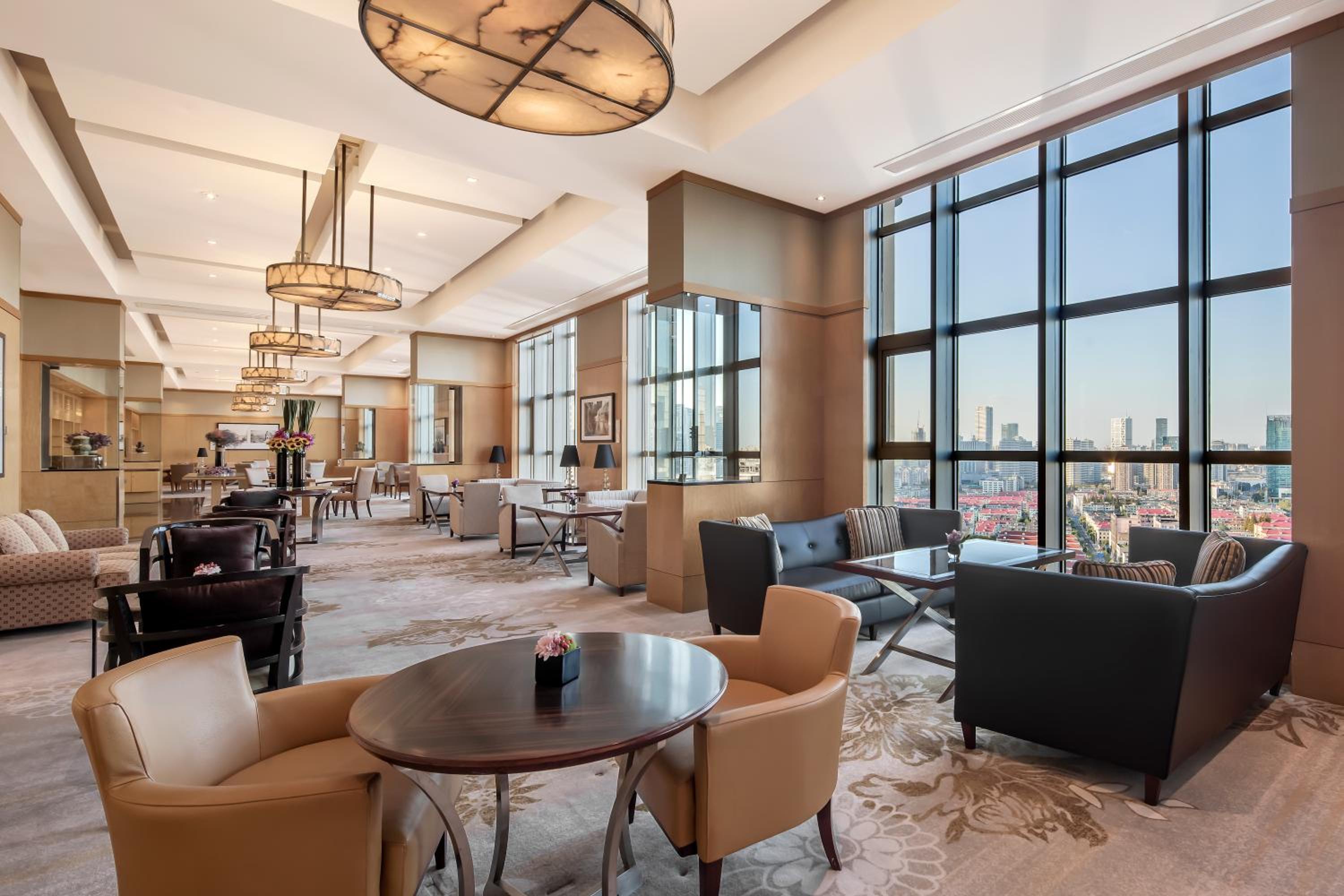 1 King Diplomatic Suite Lounge Access City View High Floor thumbnail 5