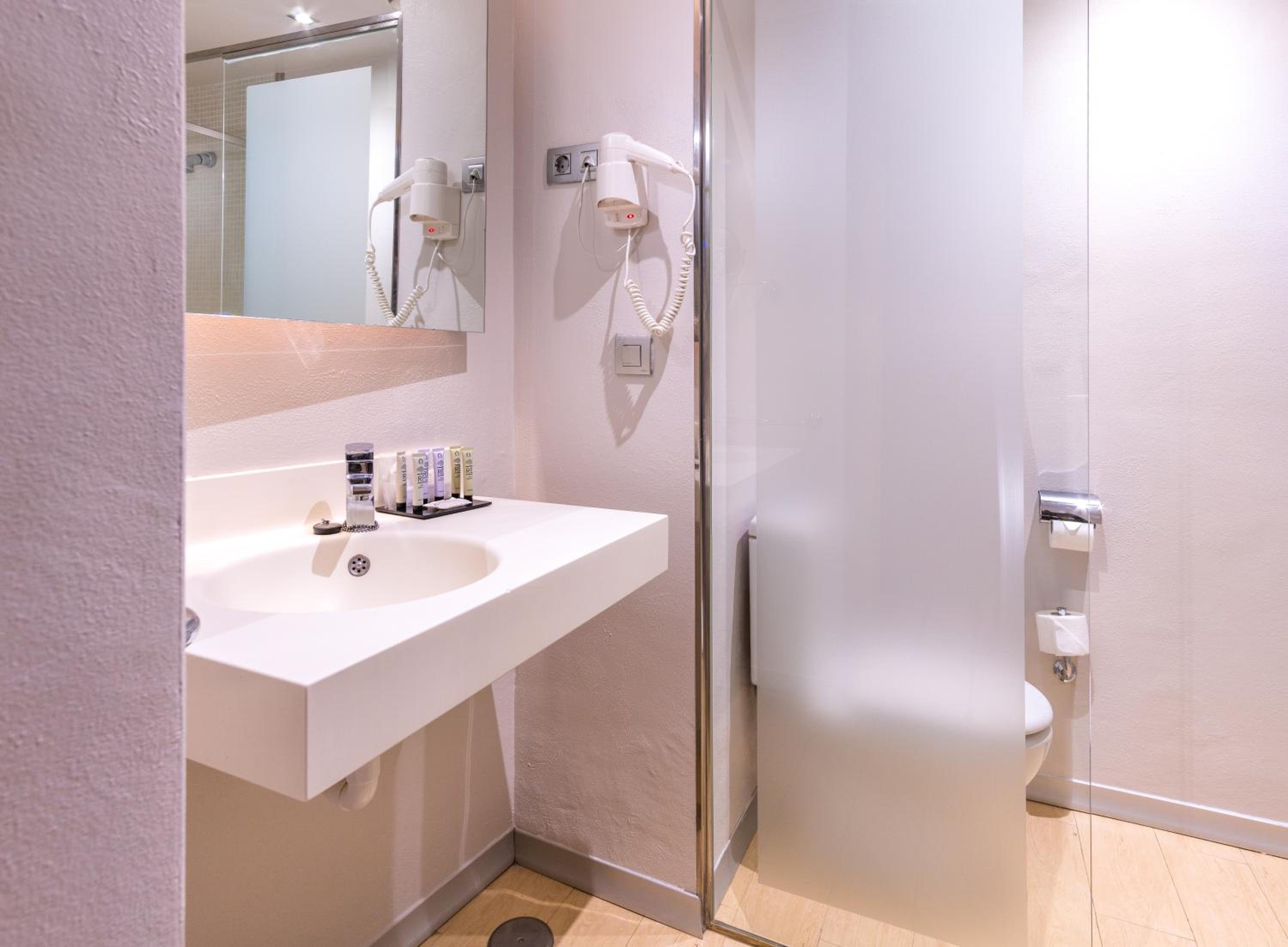 Double or Twin Room - Photo 10