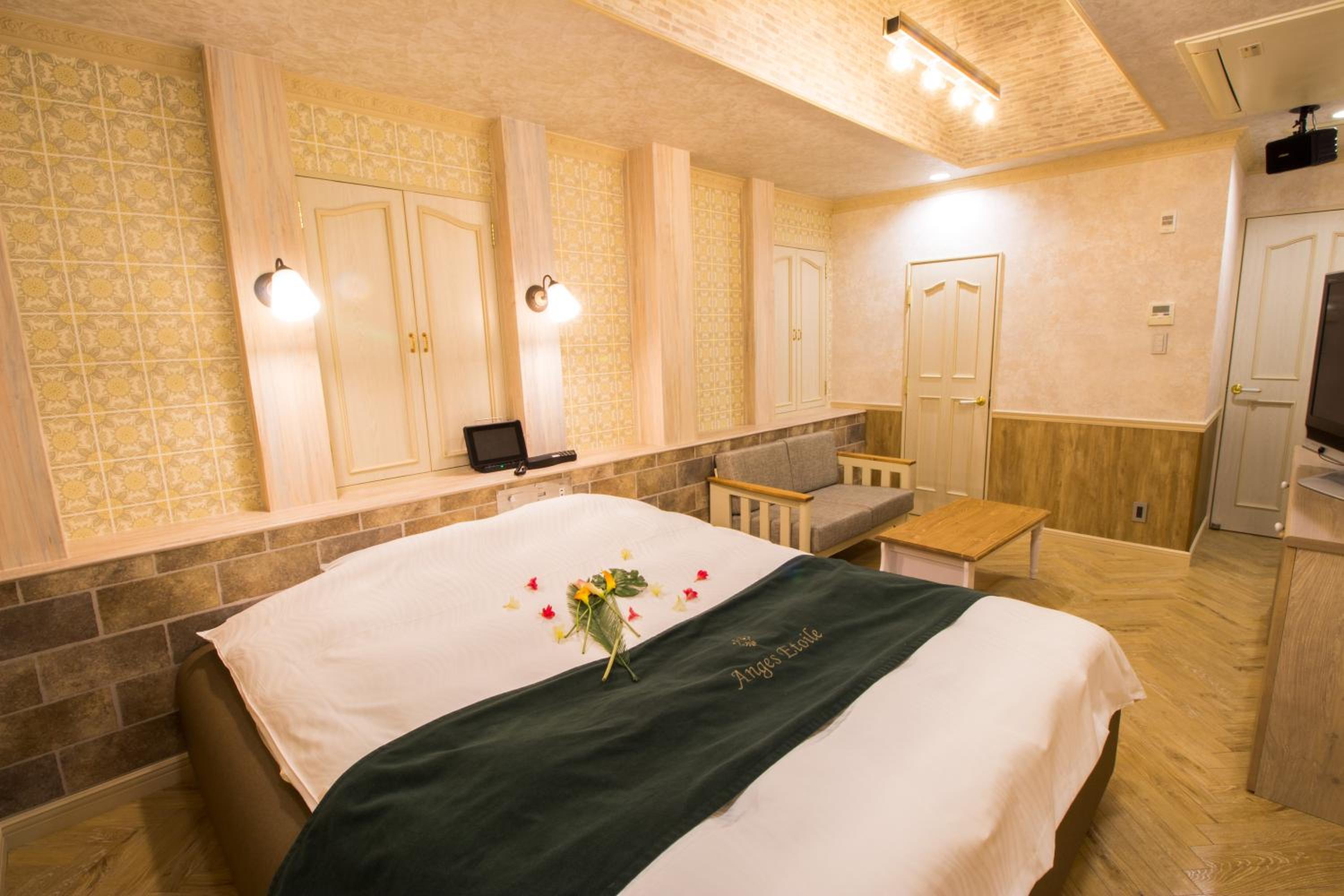Deluxe King Room - Photo 8