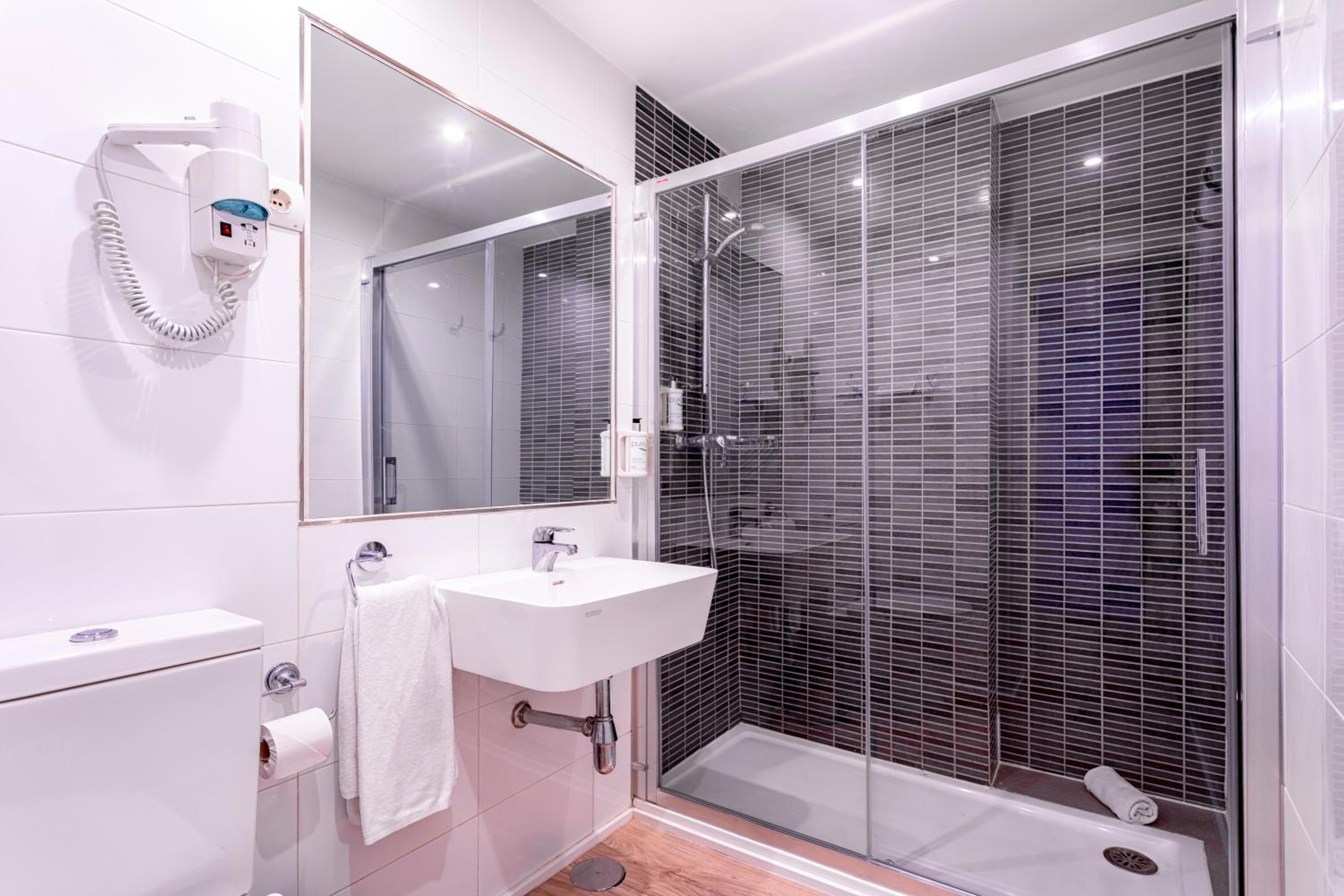 Double or Twin Room - Photo 5