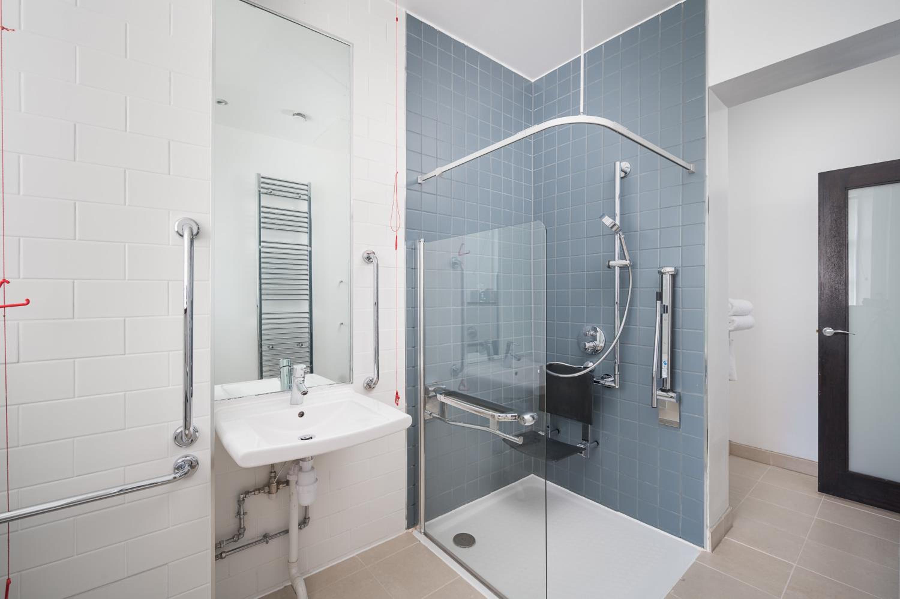 Standard King Room - Accessible - Photo 4