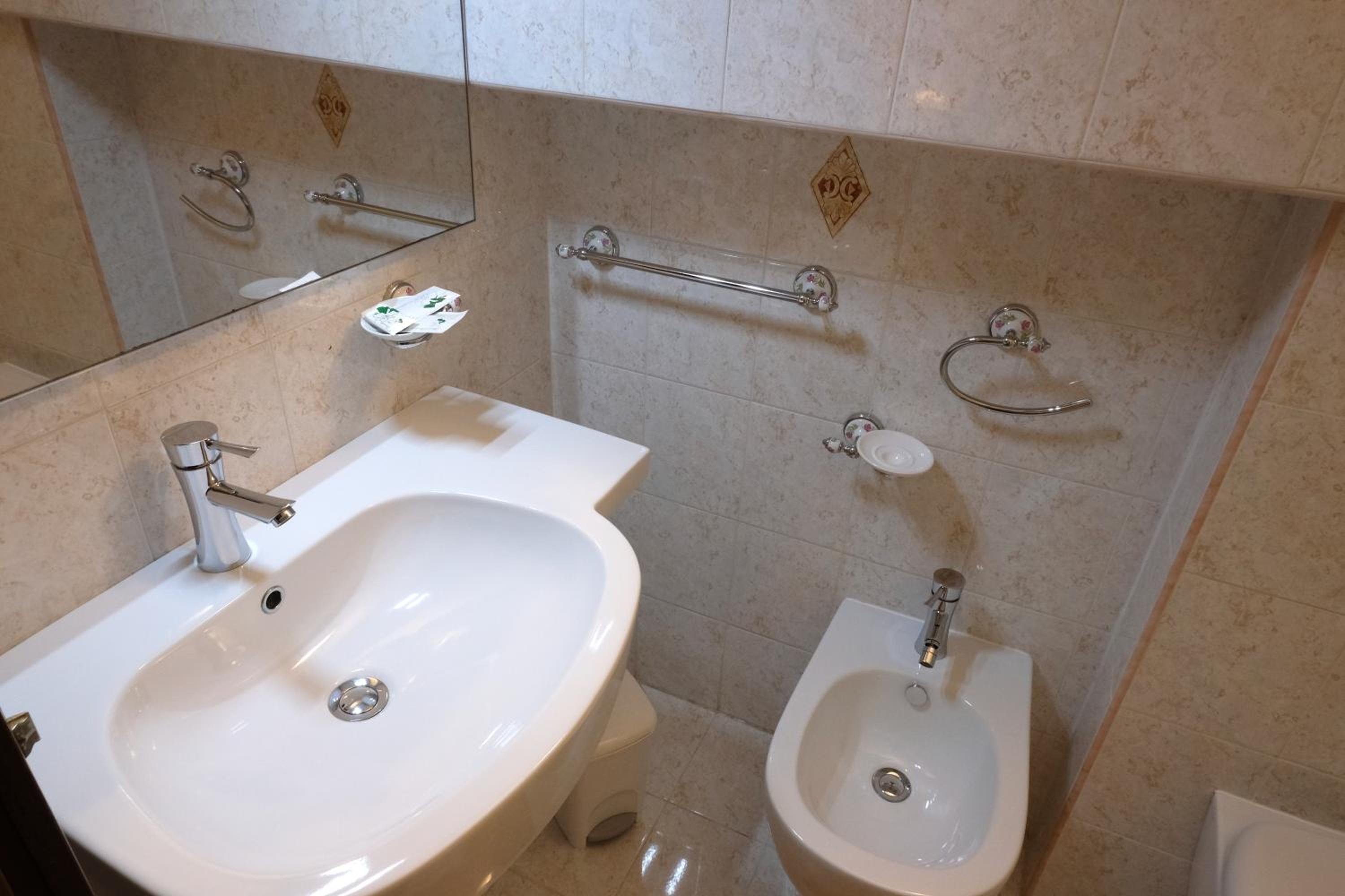 Quadruple Room with Private Bathroom photo 3