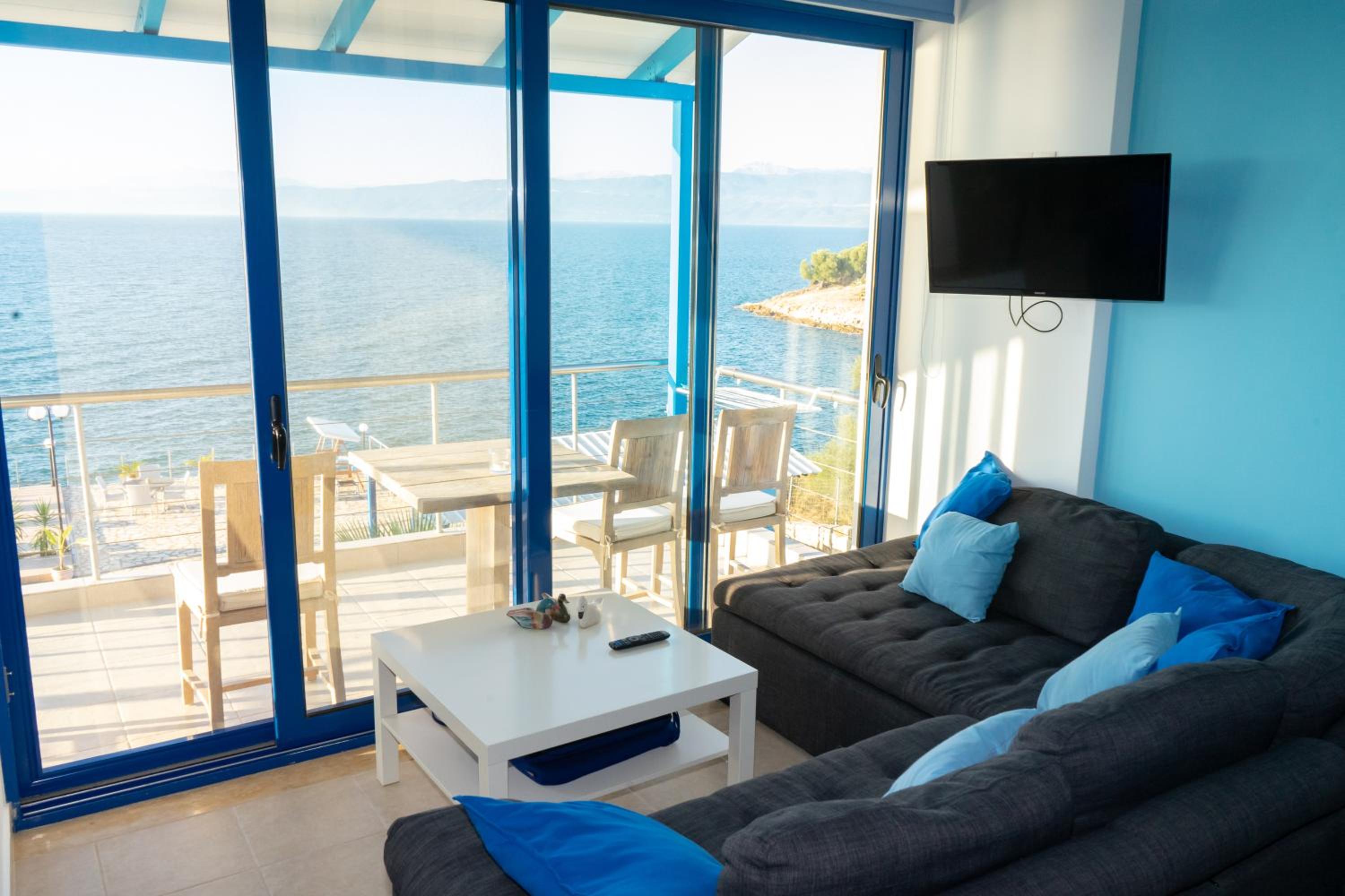 Apartment with Balcony and Seaview photo 3