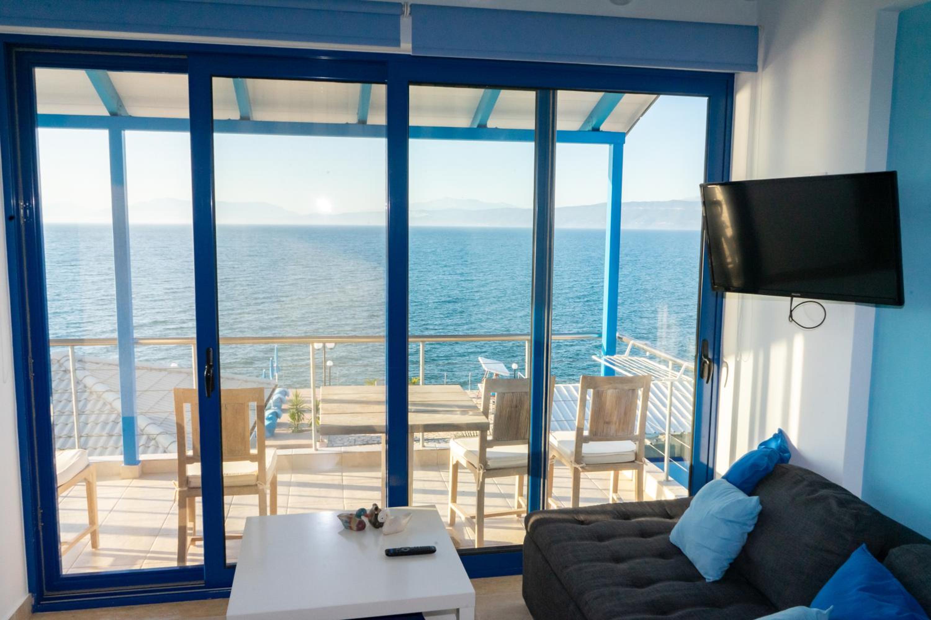 Apartment with Balcony and Seaview photo 2