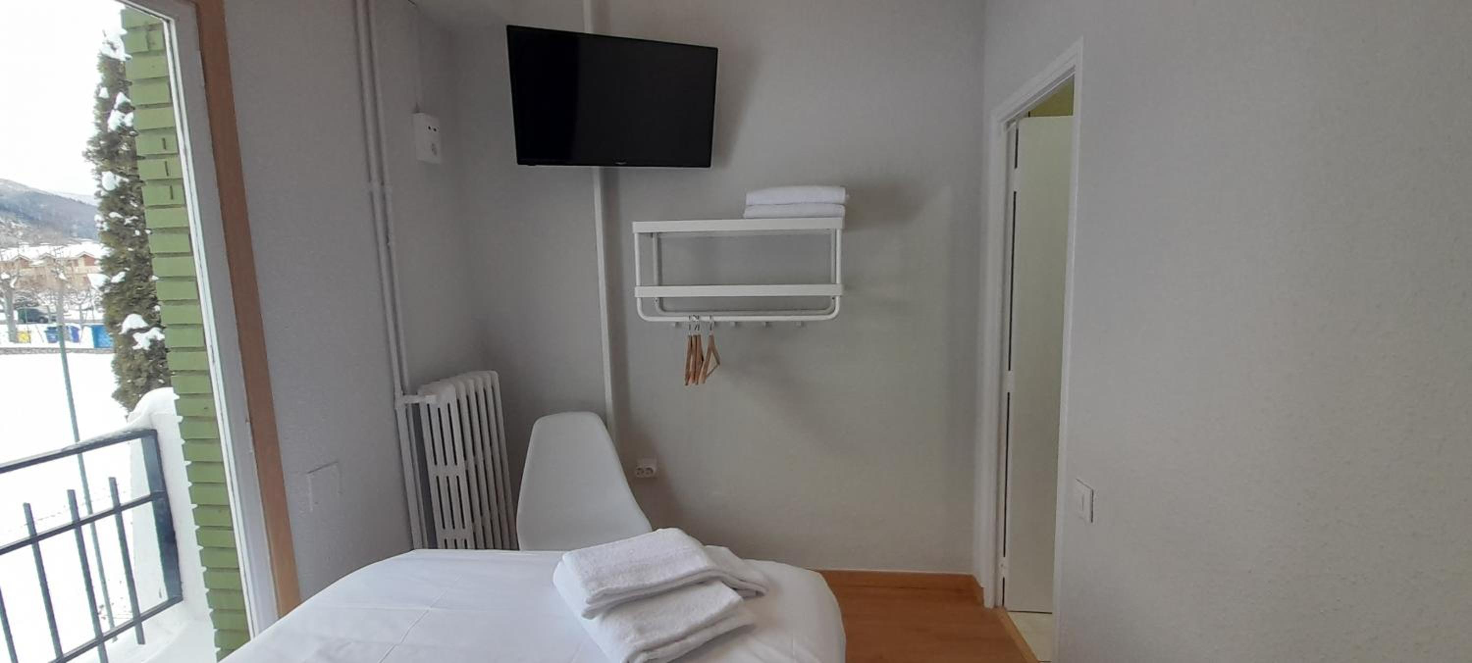 Single Room with Private Bathroom photo 2