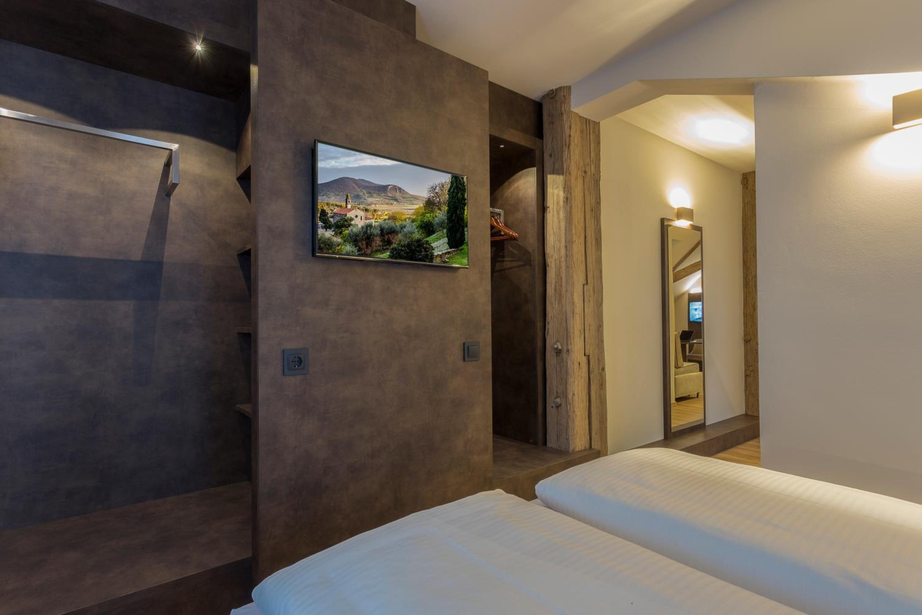 Suite with City View - Photo 3