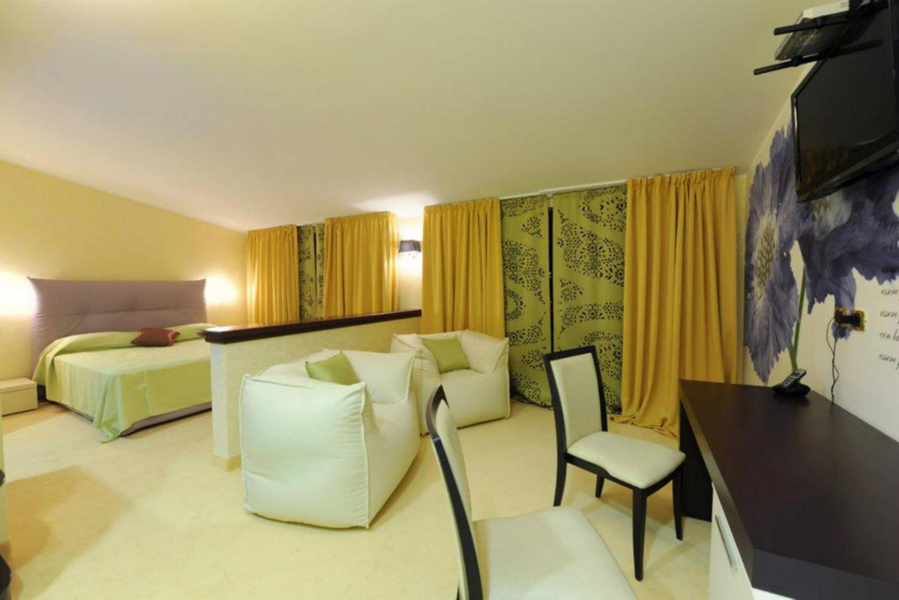 Suite - Photo 2