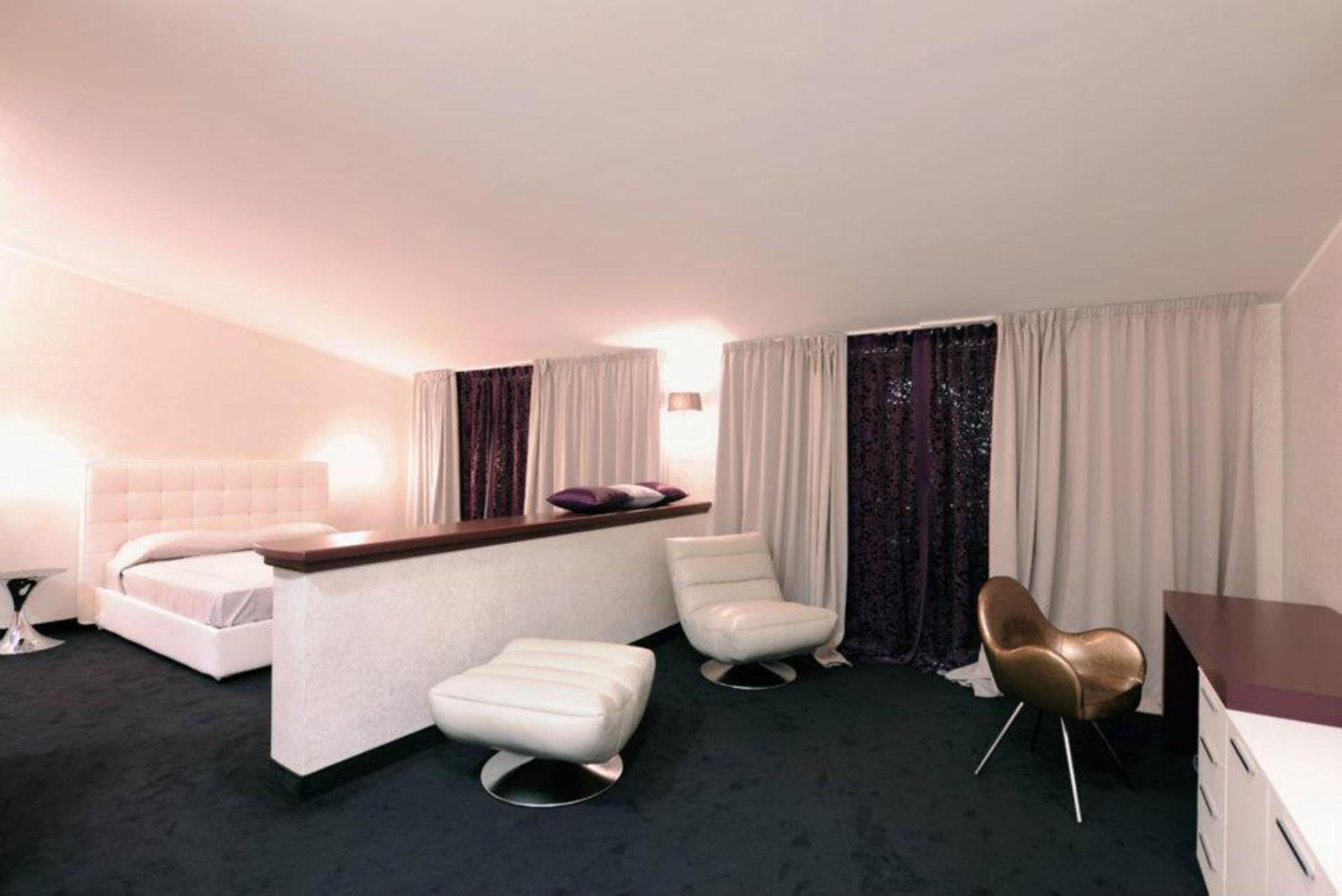 Suite - Photo 1