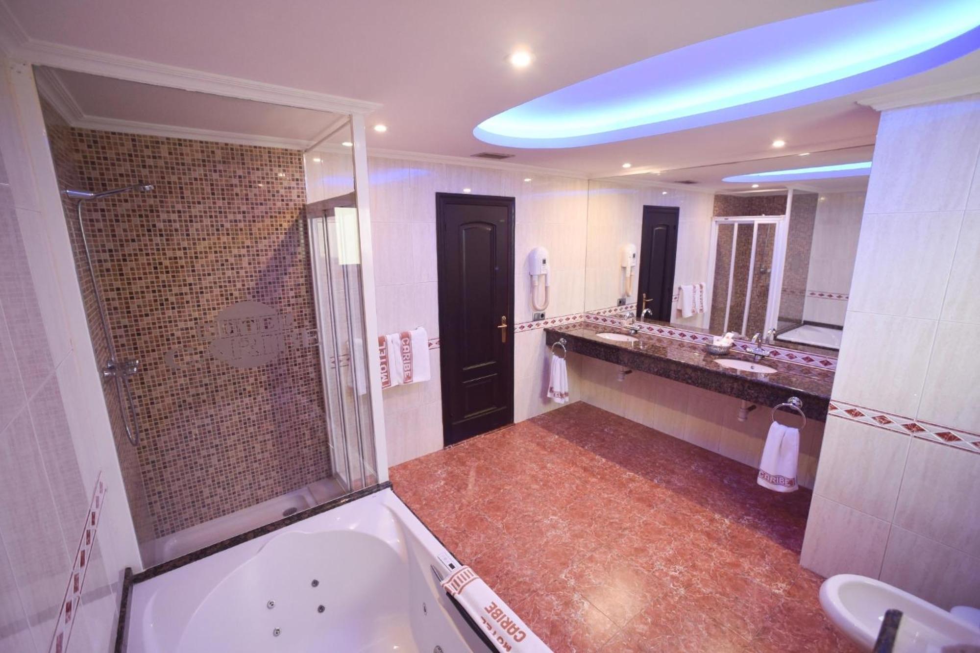 Deluxe Double Room - Photo 9