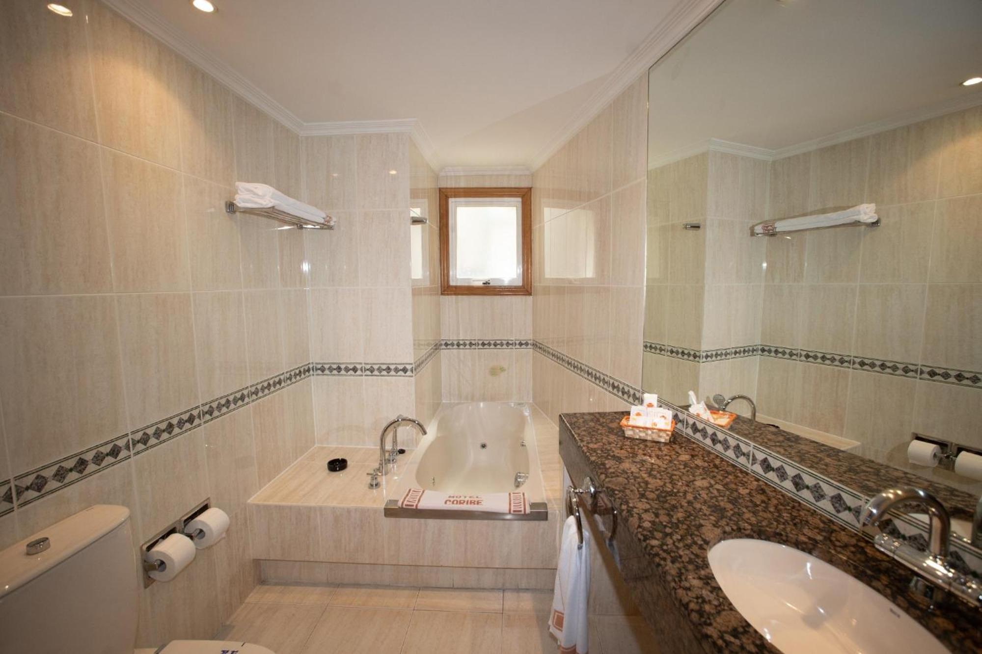 Double Room with Spa Bath - Photo 3