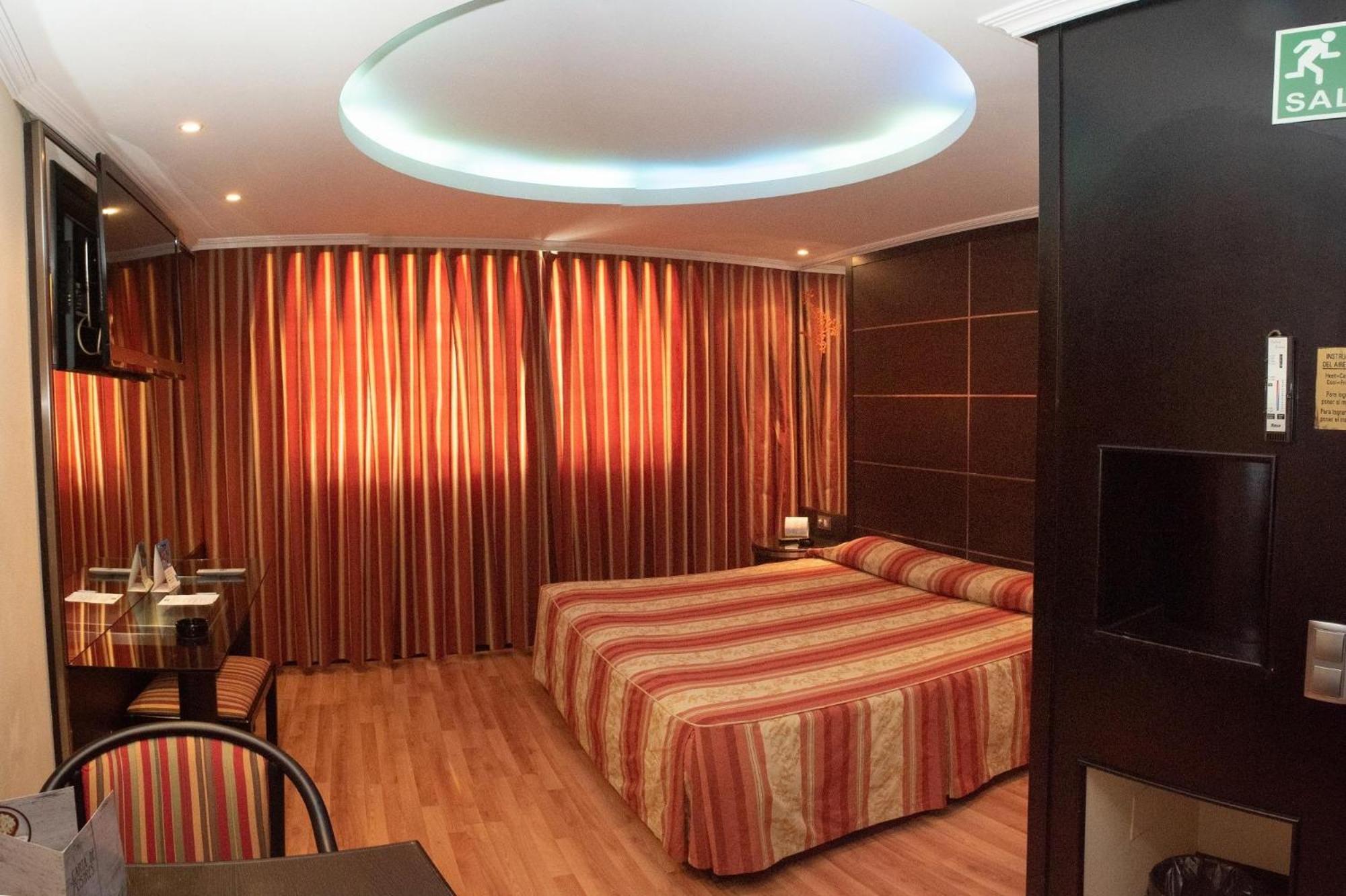 Double Room with Spa Bath - Photo 1