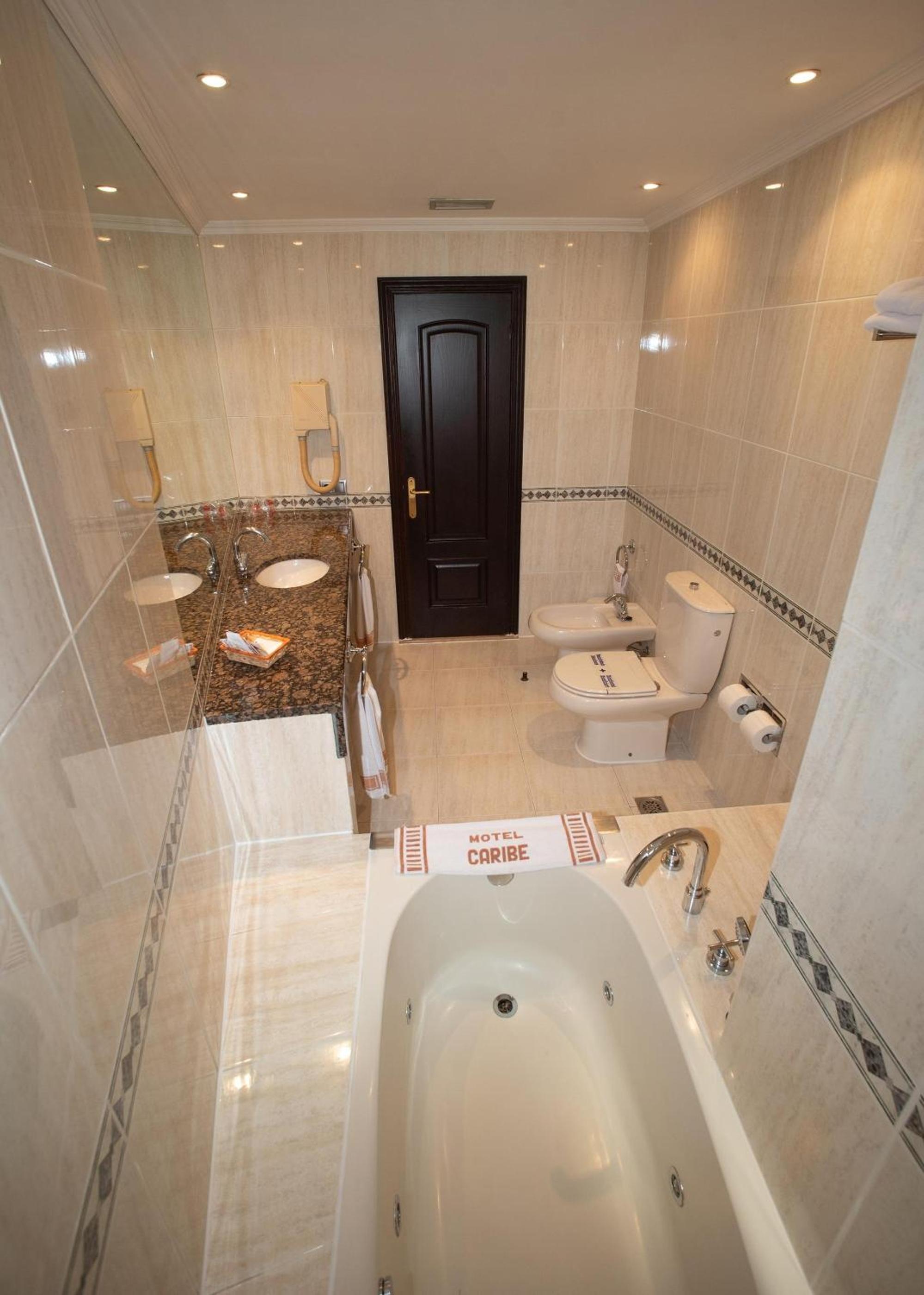 Double Room with Spa Bath - Photo 2