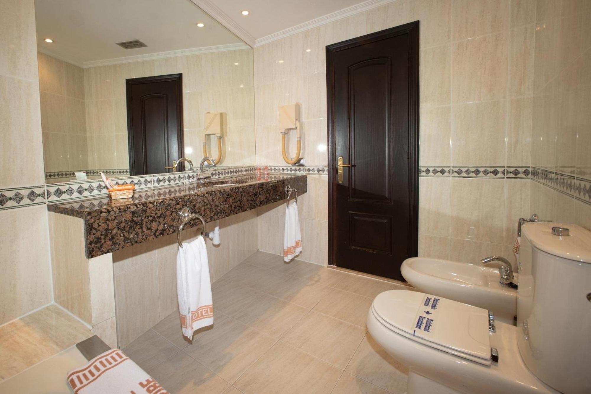 Double Room with Spa Bath - Photo 4