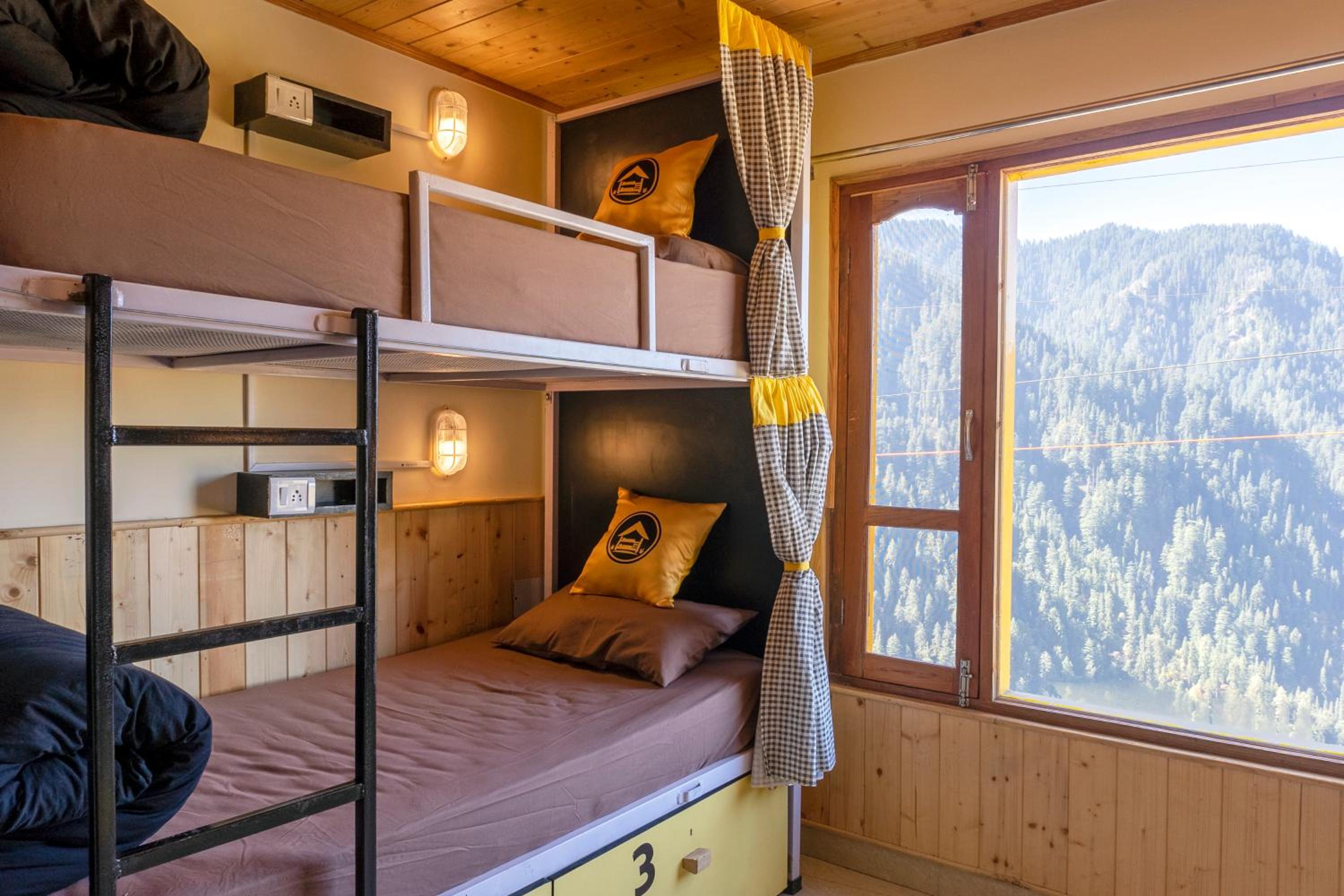 Bed In 4-Bed Mixed Dormitory Room With Balcony photo 3