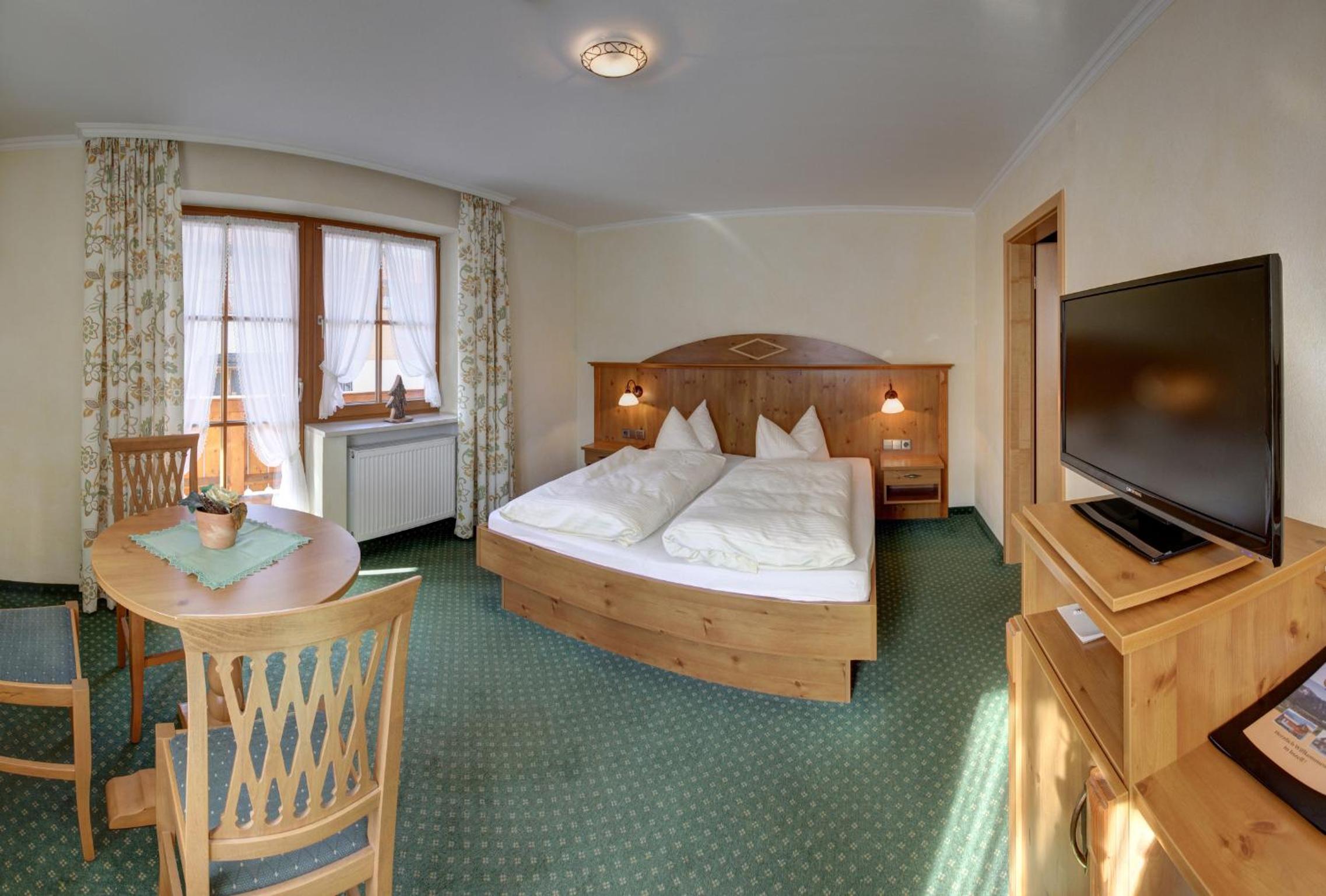 Basic Triple Room photo 2