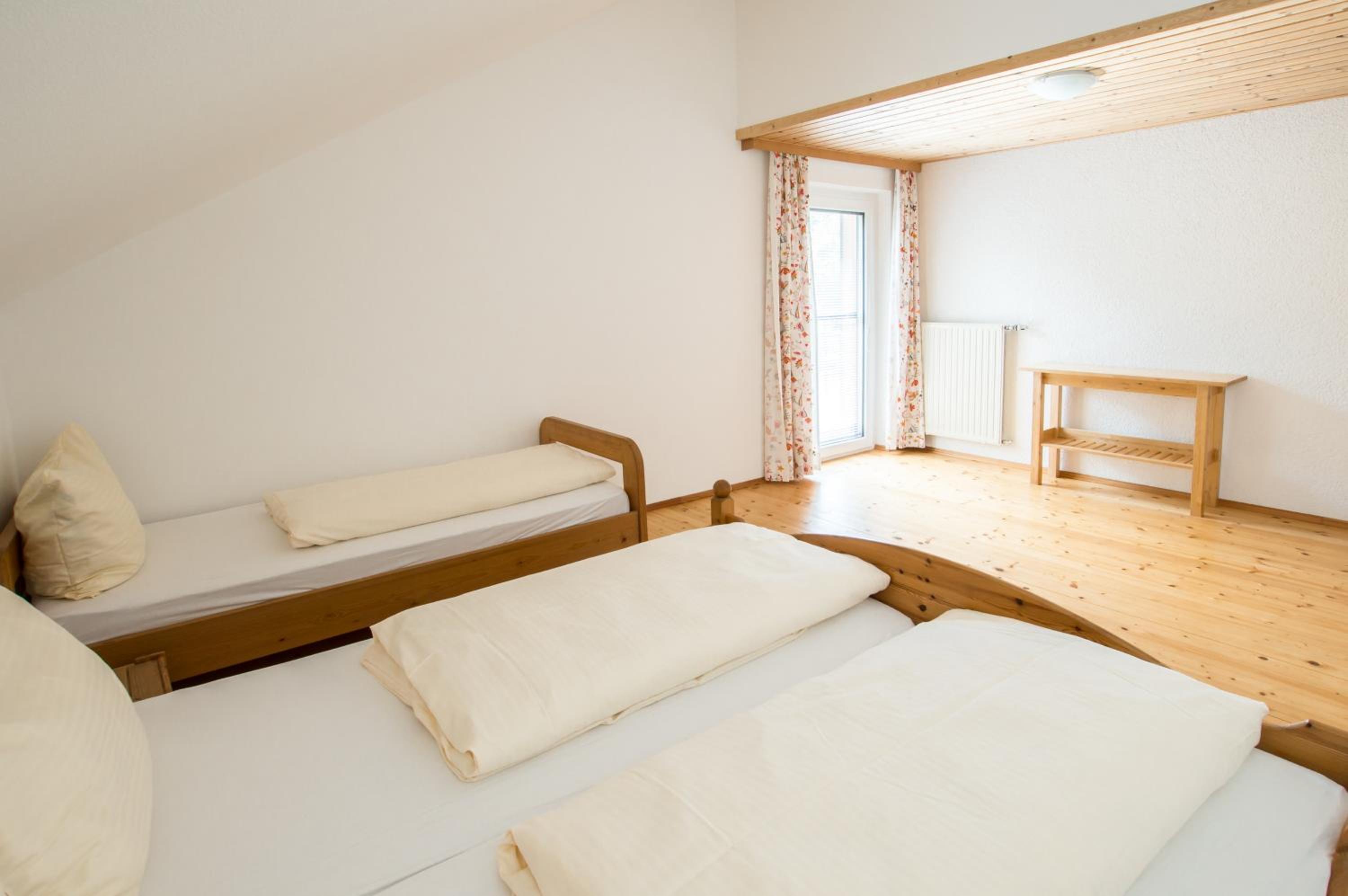 Two-Bedroom Apartment with Balcony photo 2