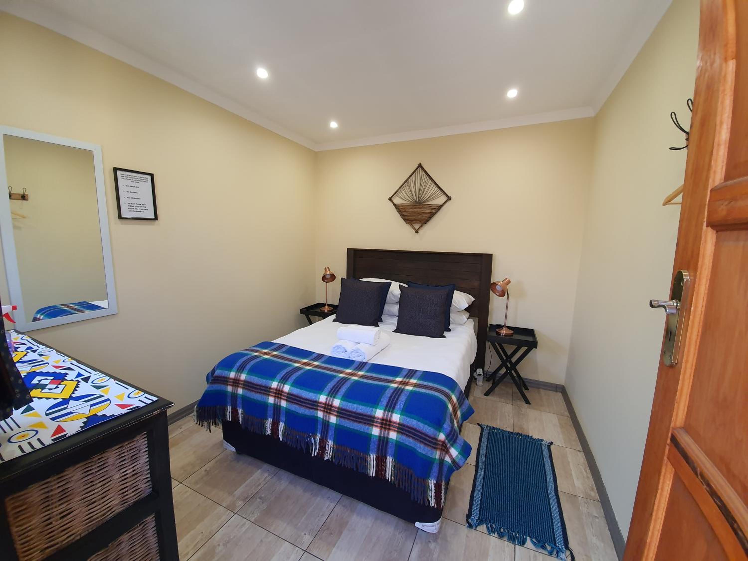 Budget Double Room - Photo 5
