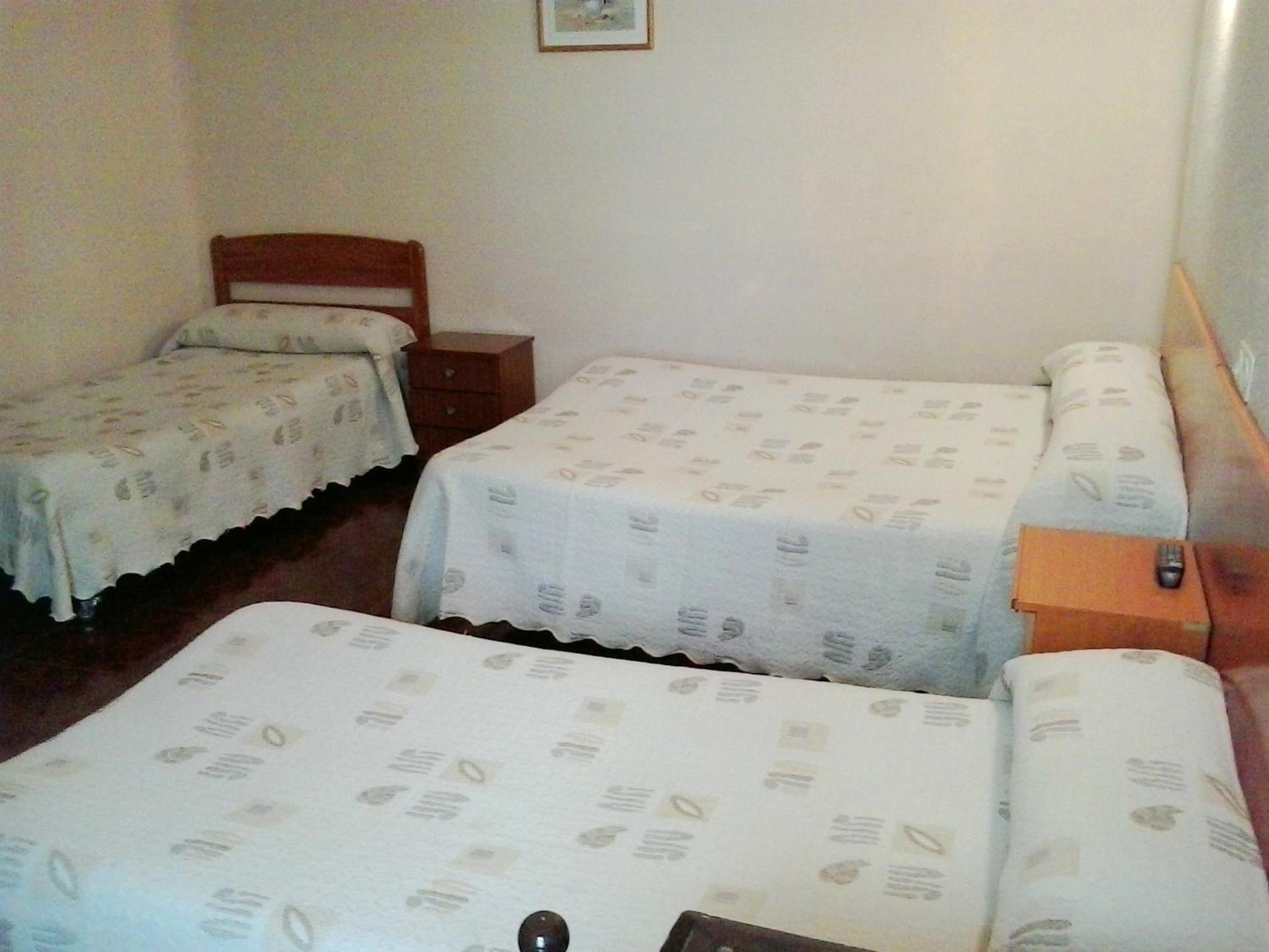 Habitación Triple con Baño Compartido