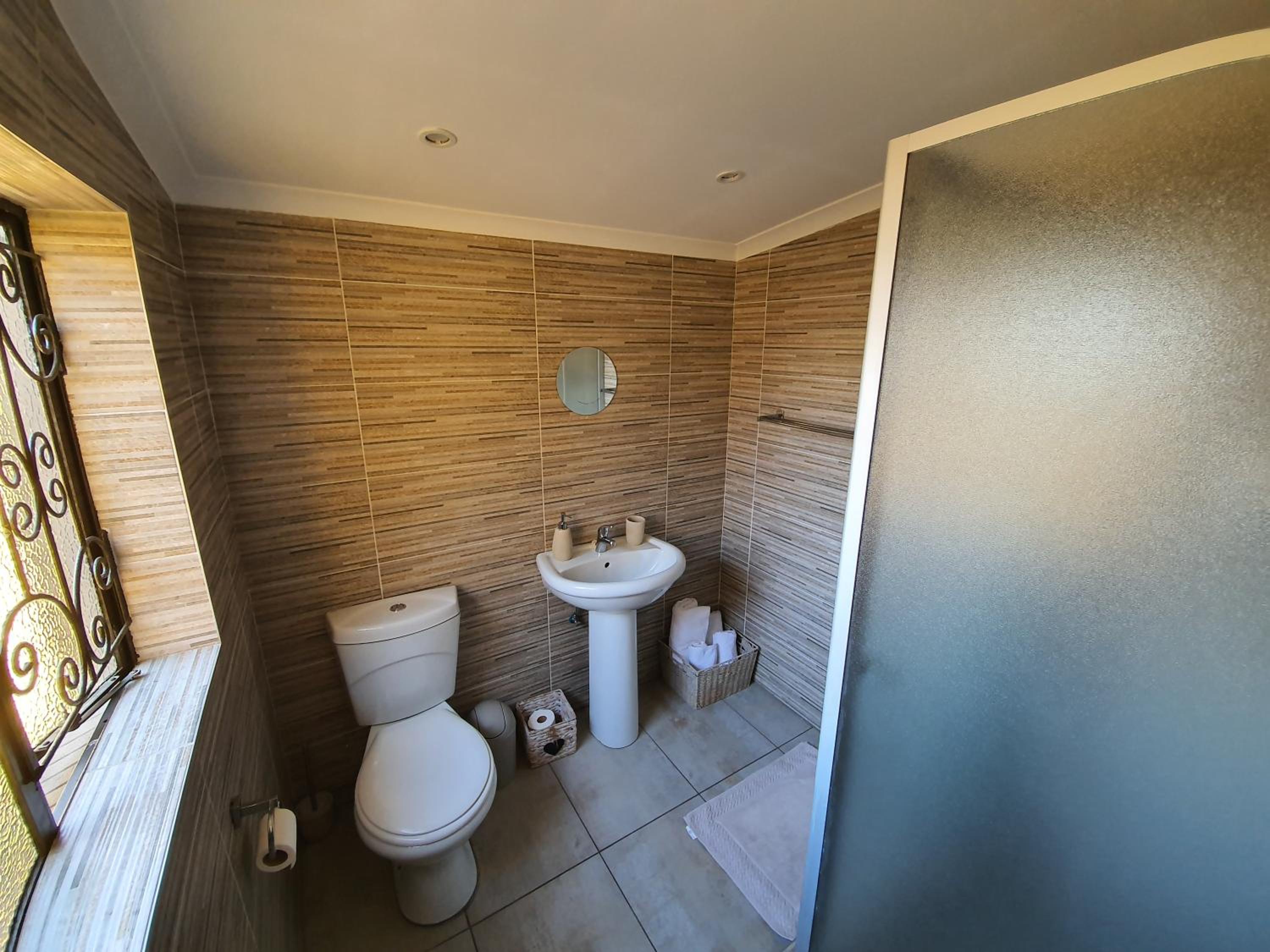 Double Room with Private Bathroom - Photo 2