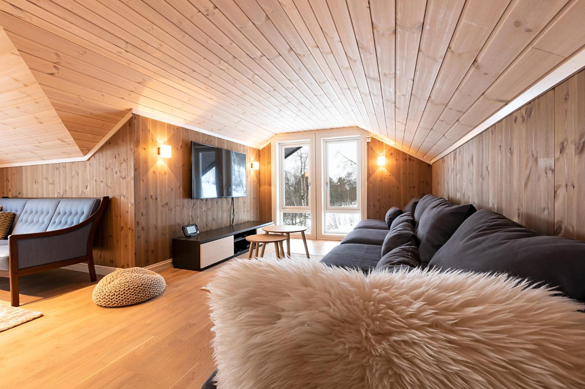 Five-Bedroom House - Photo 2
