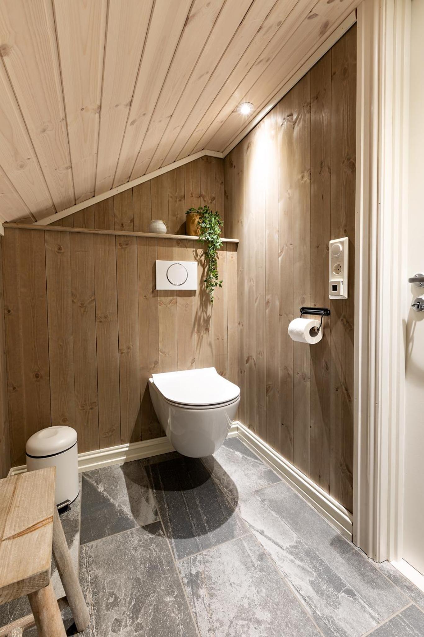 Five-Bedroom House - Photo 4