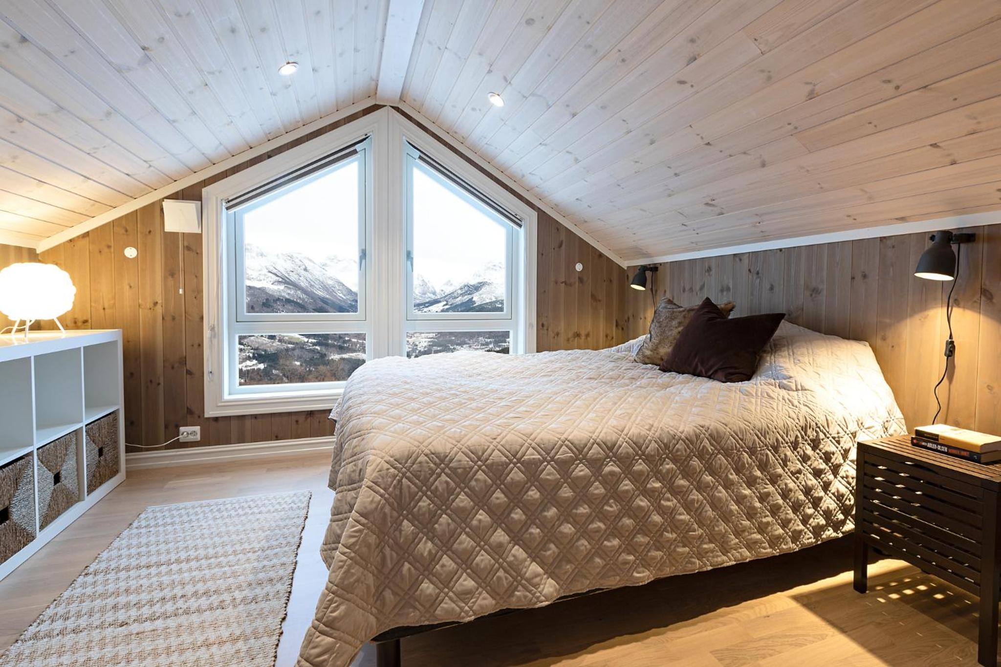 Five-Bedroom House - Photo 8