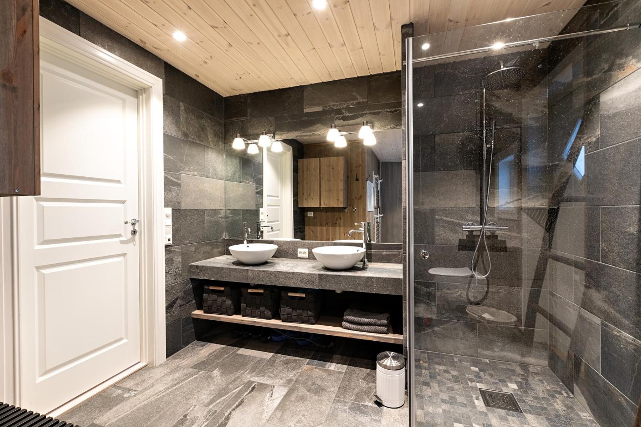 Five-Bedroom House - Photo 9