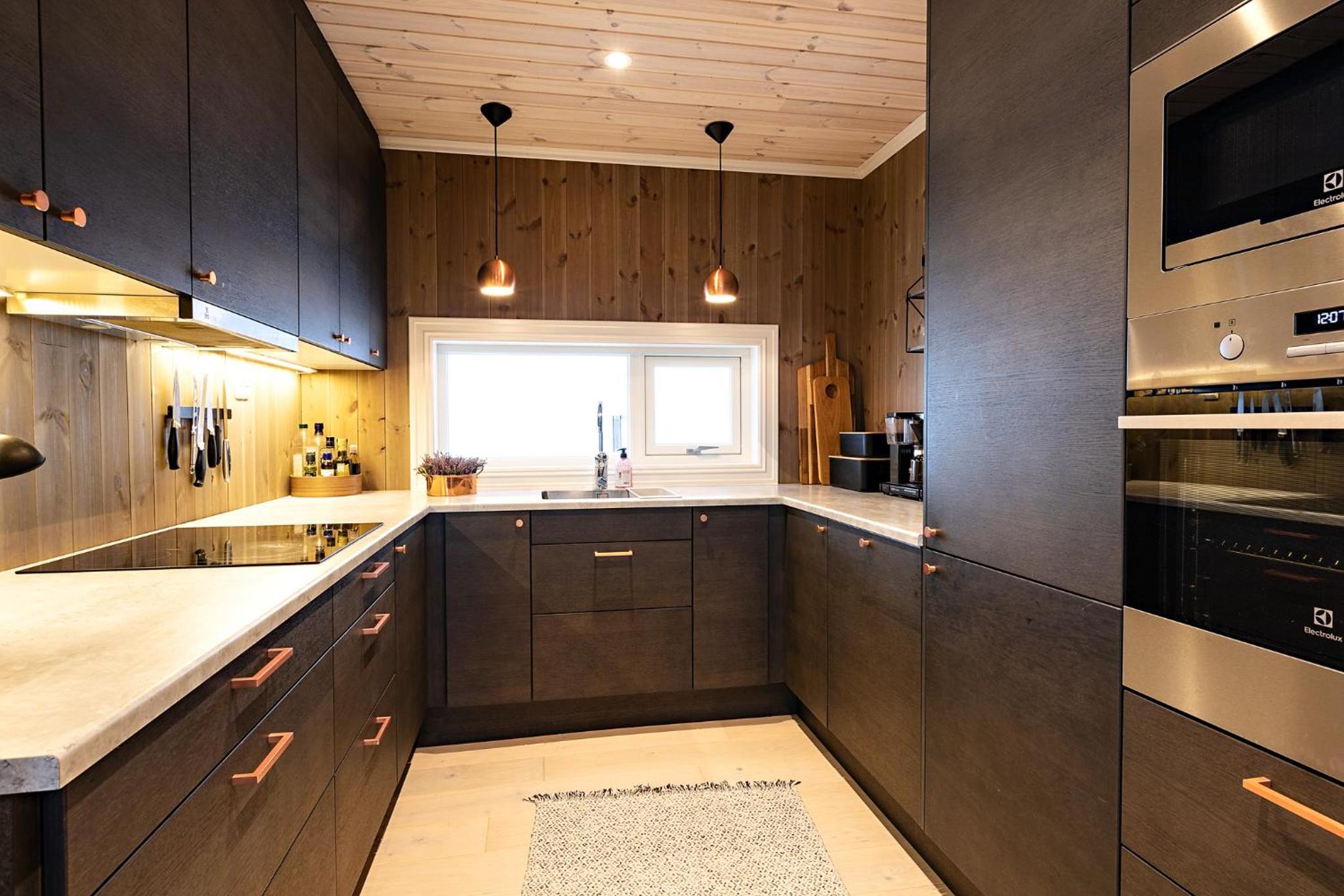 Five-Bedroom House - Photo 12