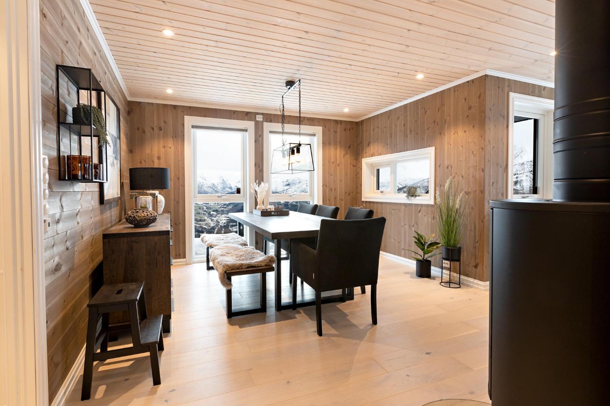 Five-Bedroom House - Photo 13