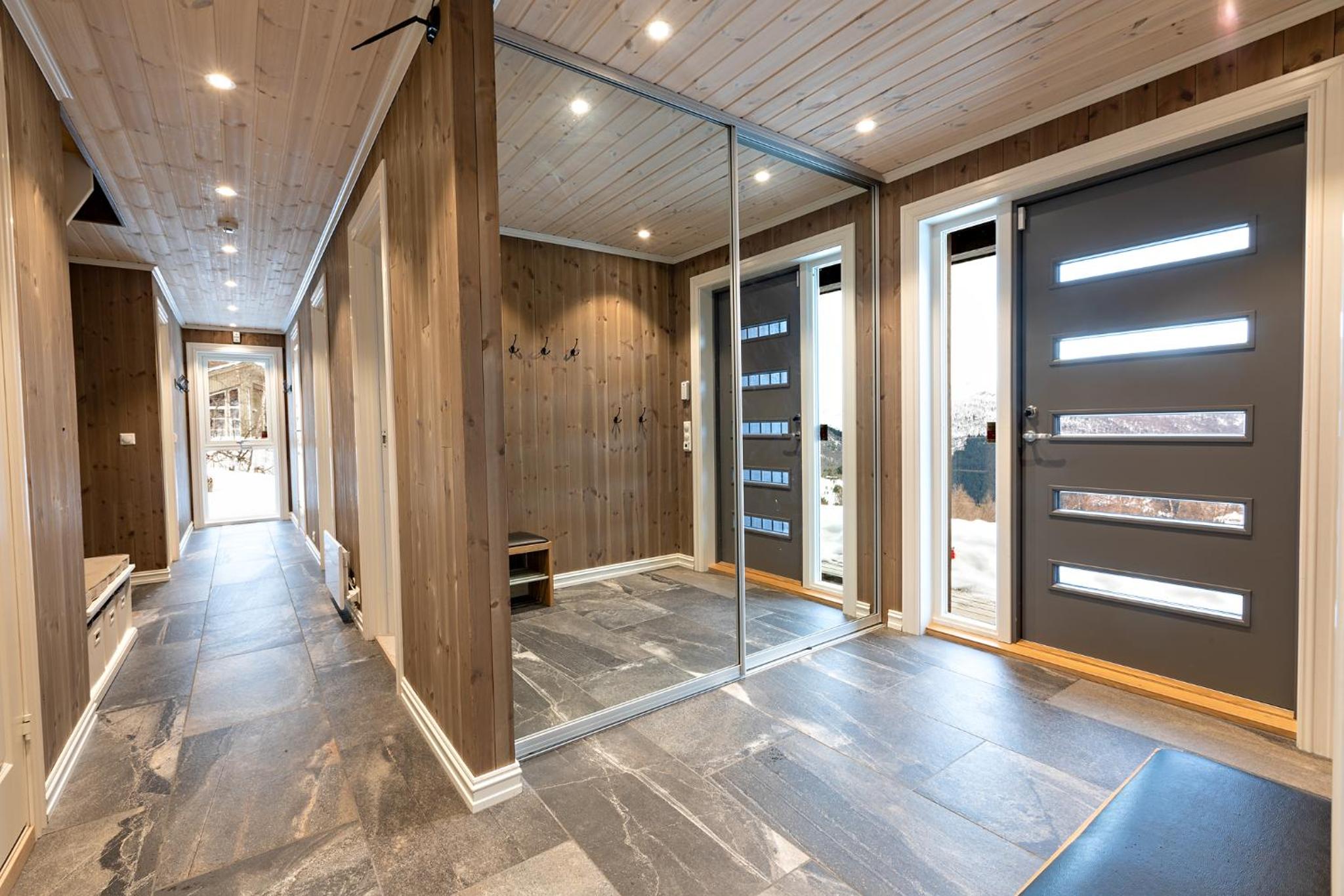 Five-Bedroom House - Photo 15