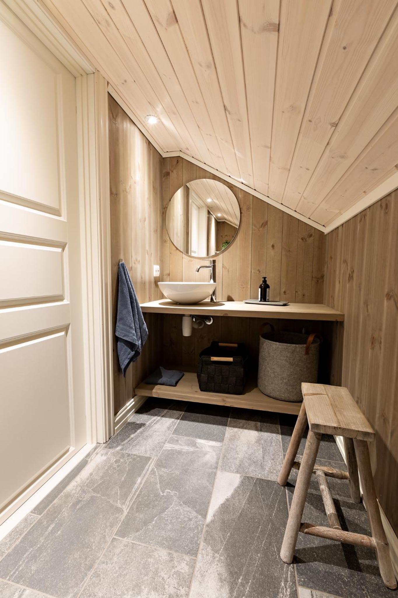 Five-Bedroom House - Photo 20
