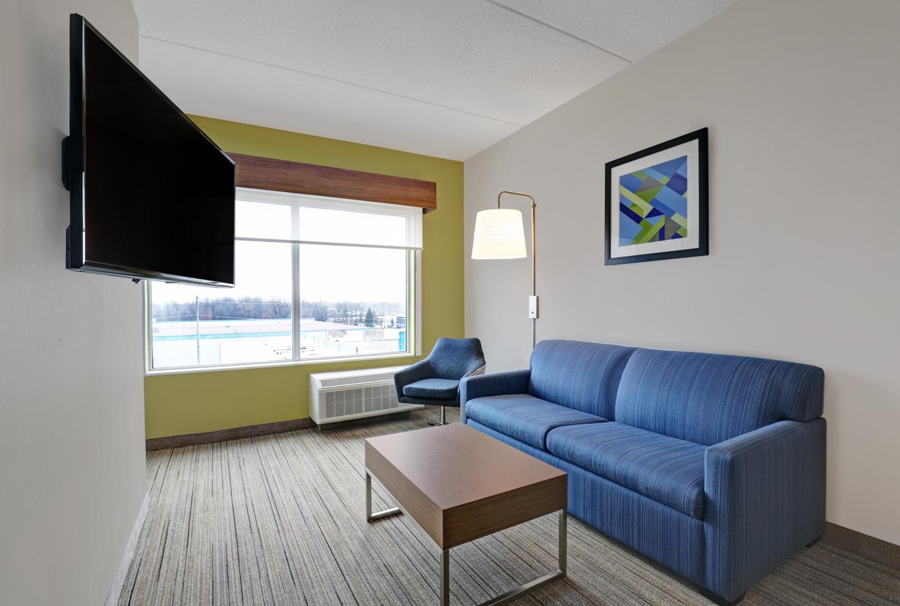 Standard King Room with Extra Space - Photo 4