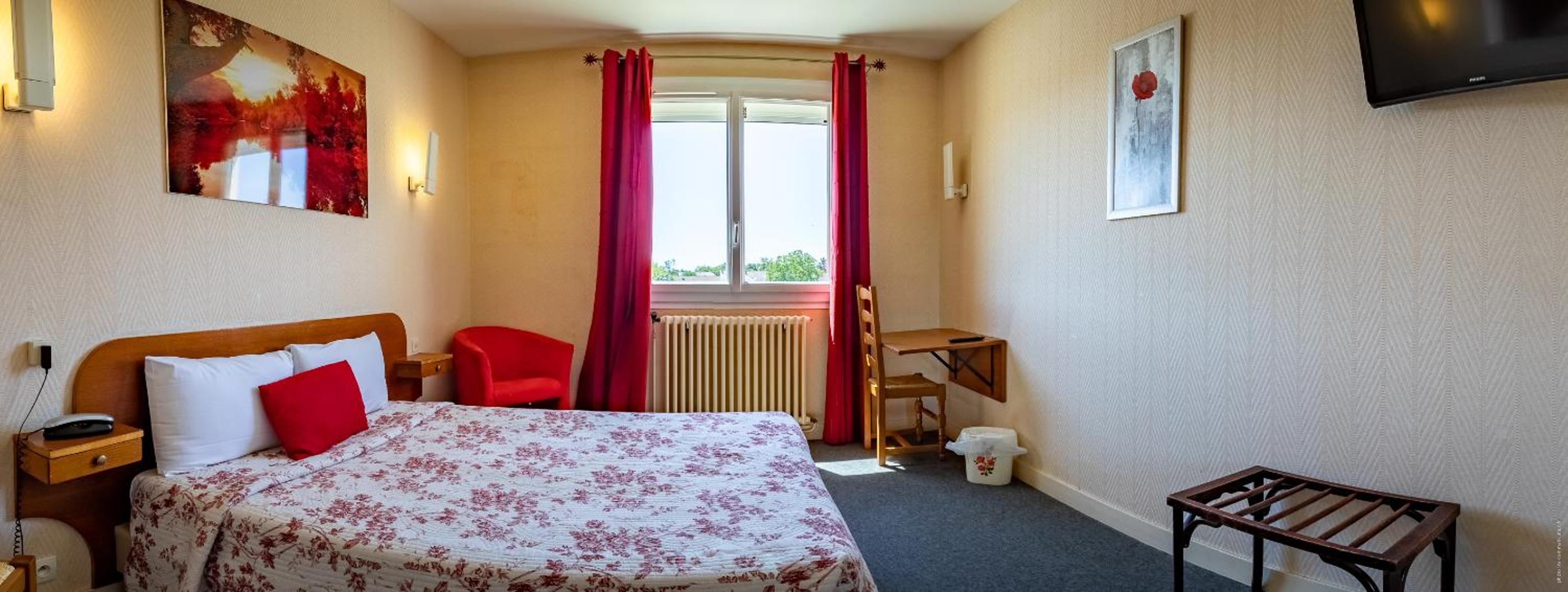 Double Room - Street Side - Photo 19
