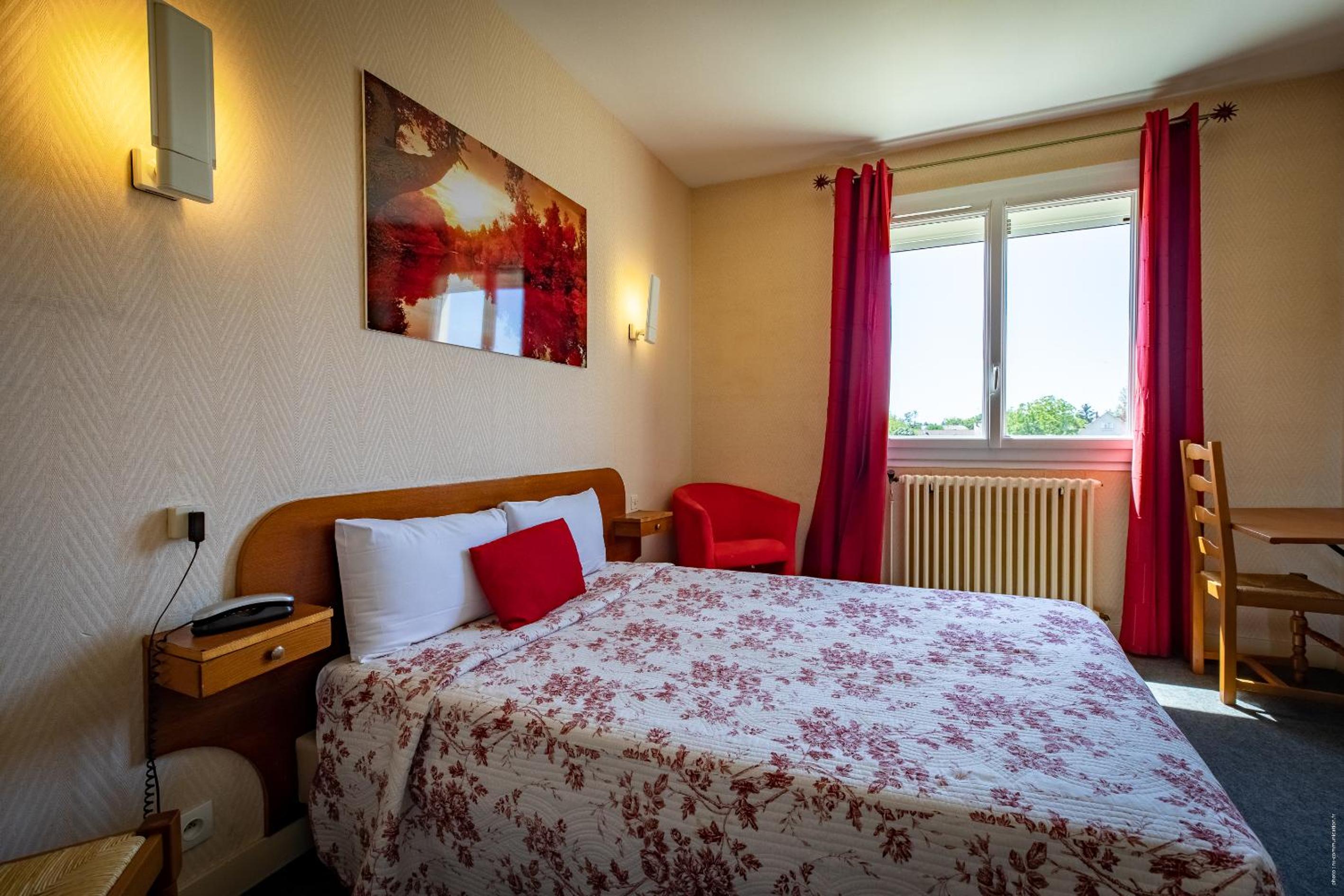 Double Room - Street Side - Photo 20