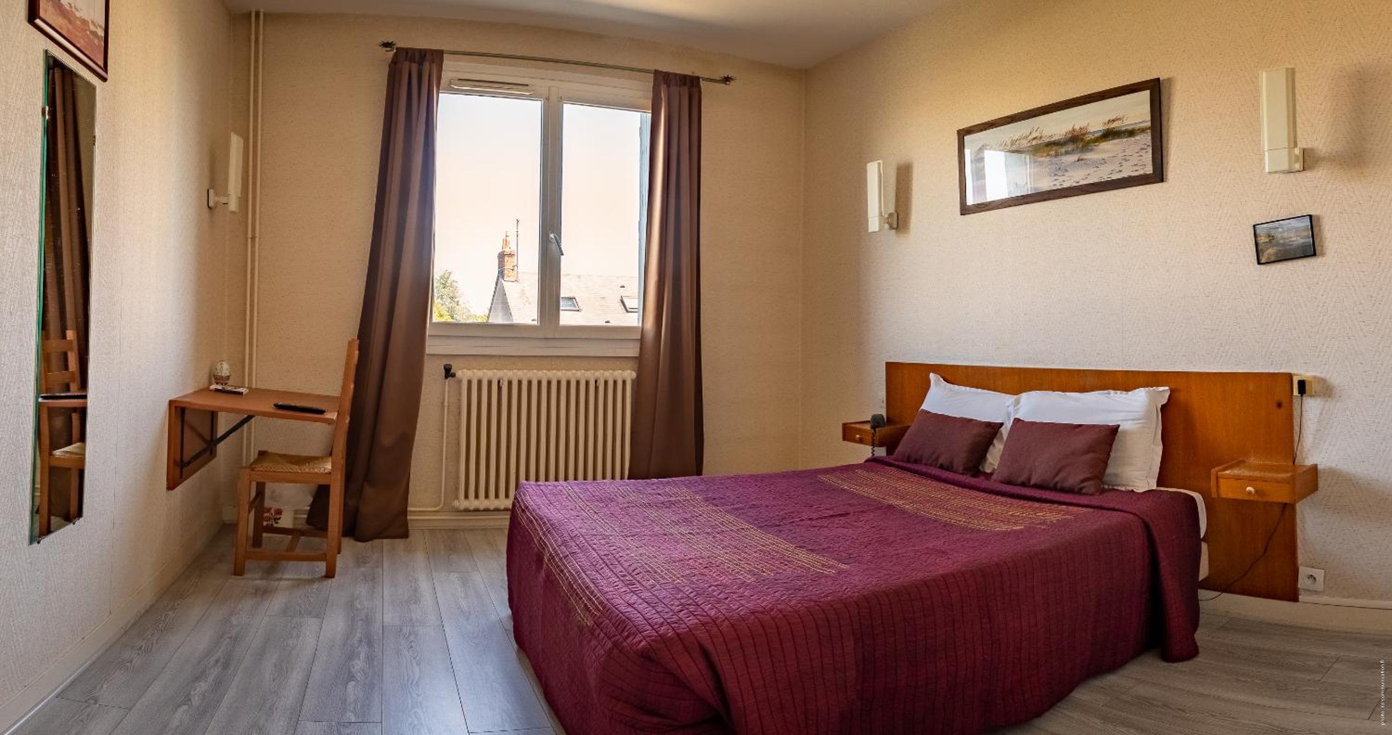 Double Room - Street Side - Photo 21