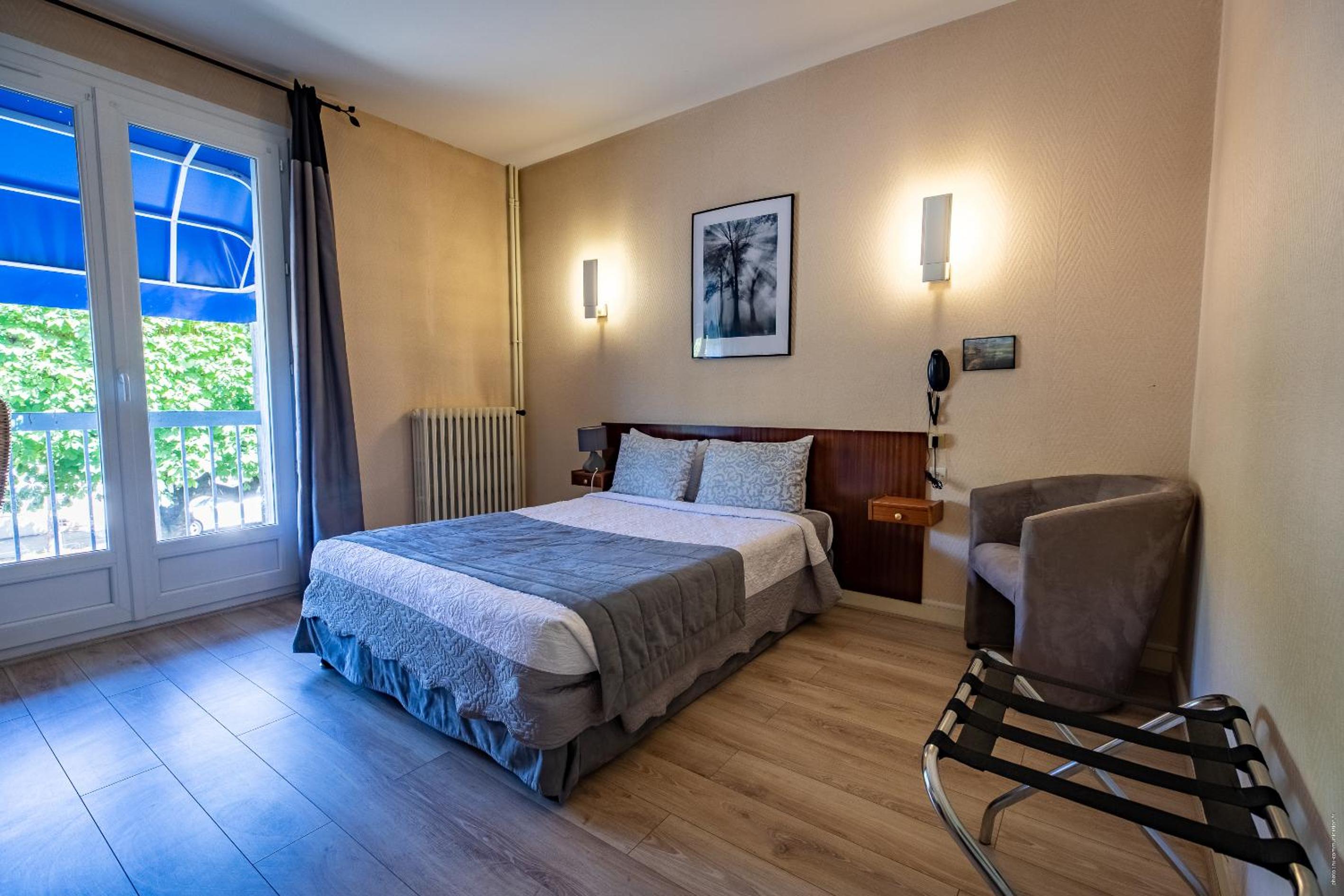 Double Room - Street Side - Photo 22