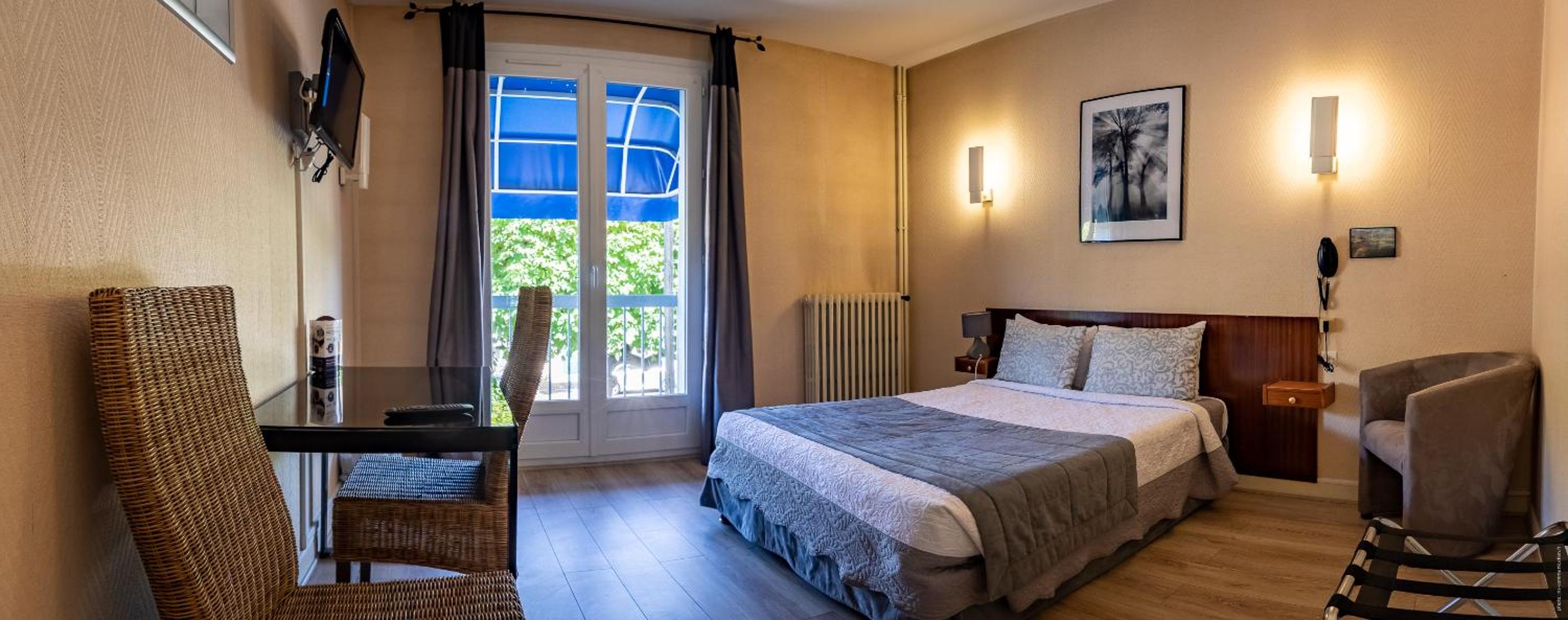 Double Room - Street Side - Photo 12