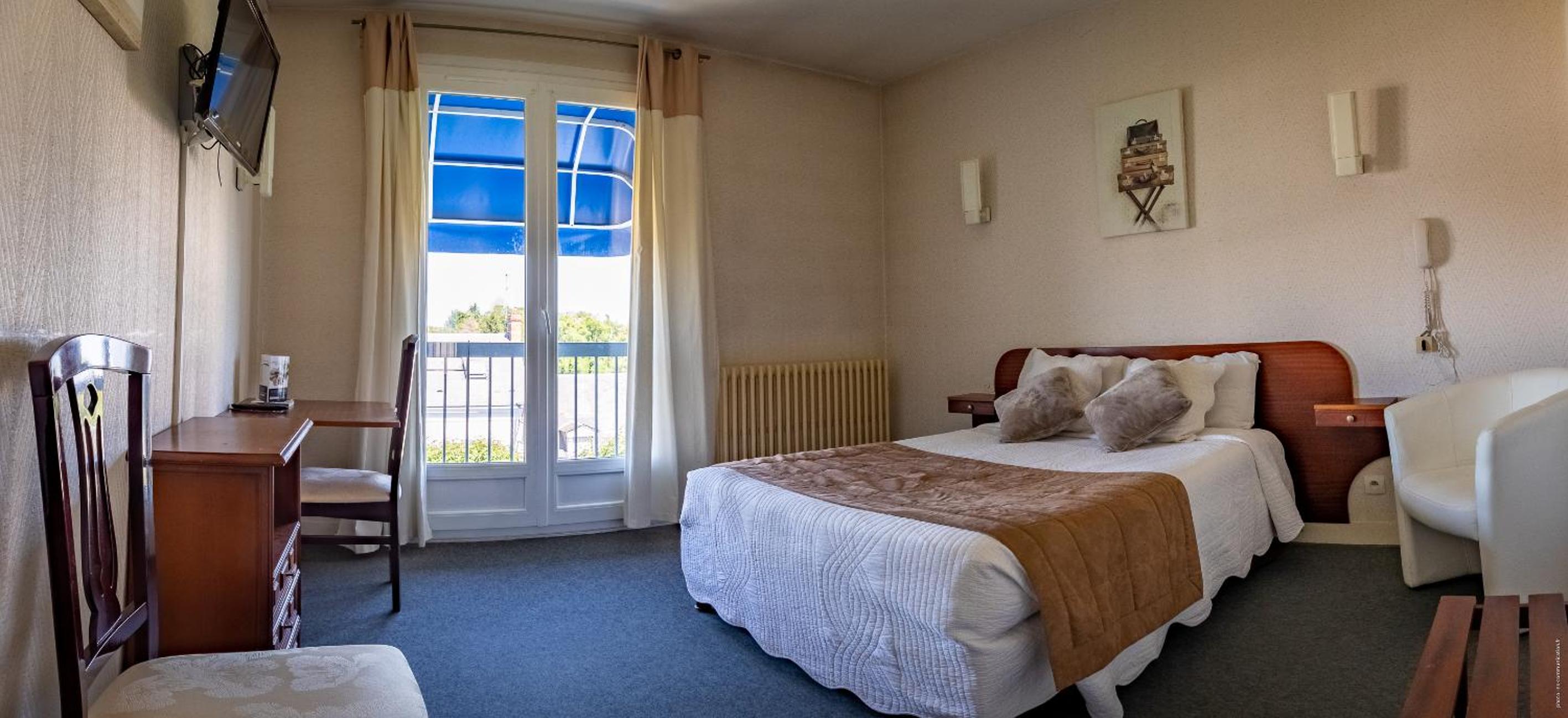 Double Room - Street Side - Photo 11