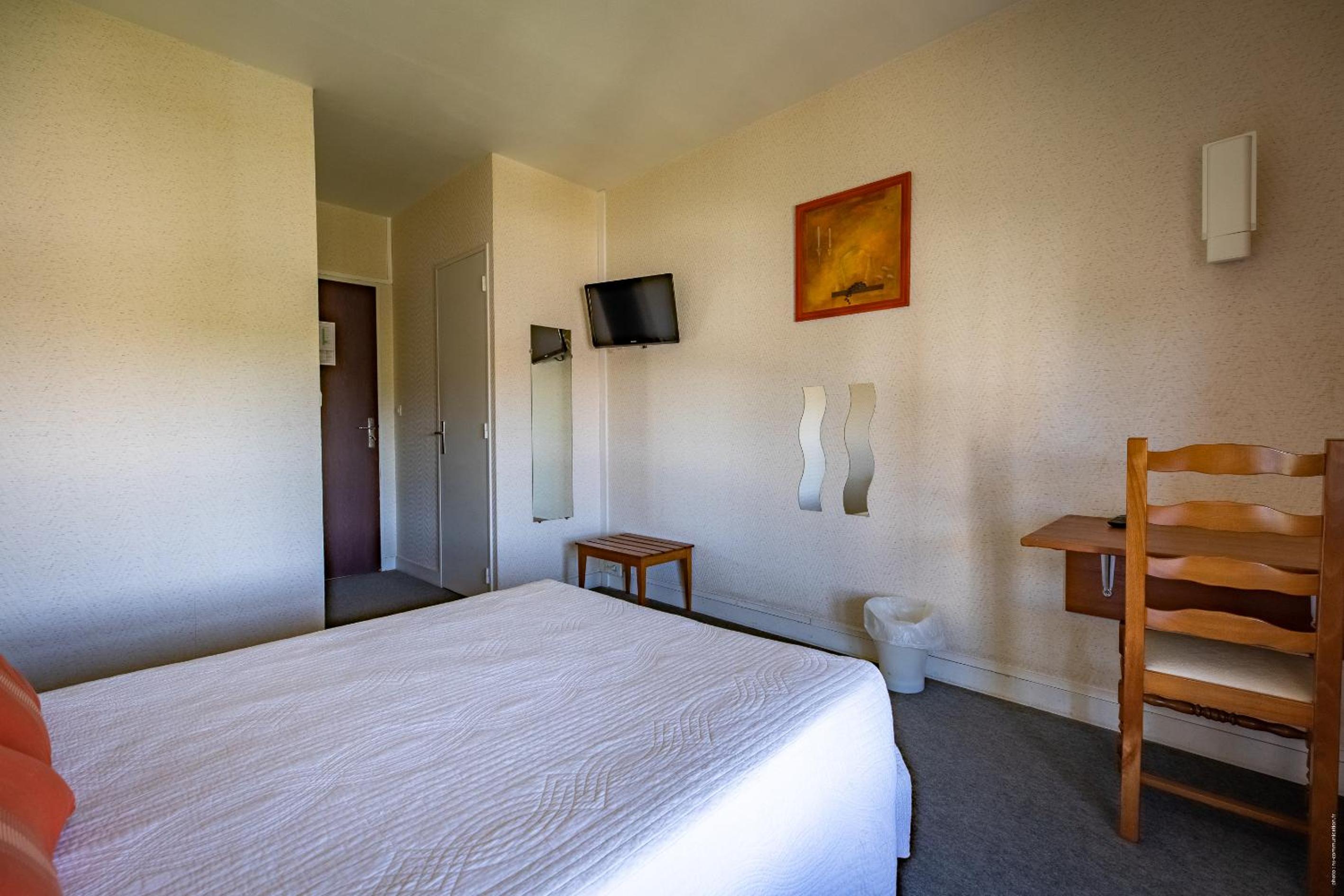 Double Room - Street Side - Photo 9