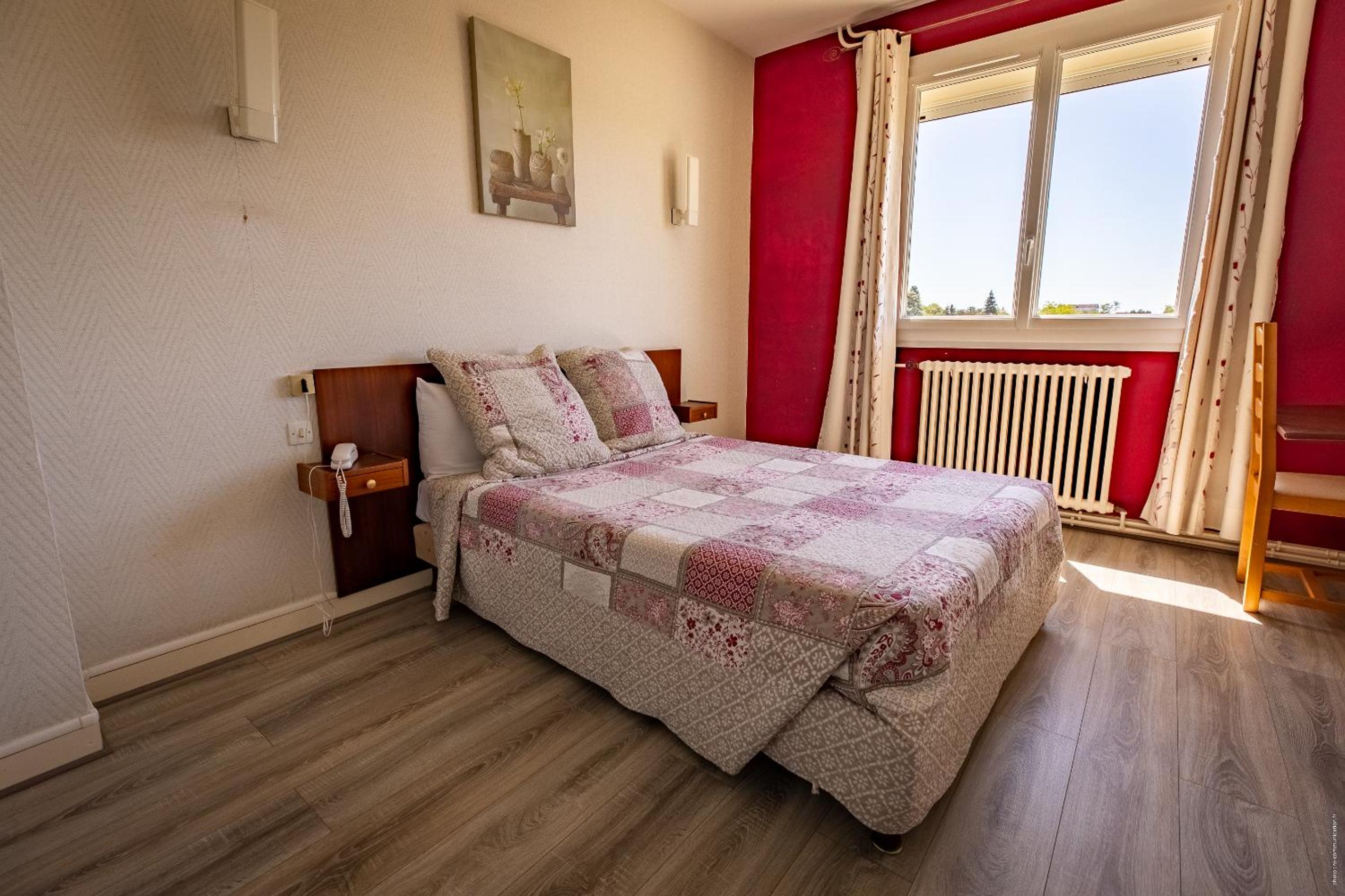Double Room - Street Side - Photo 8