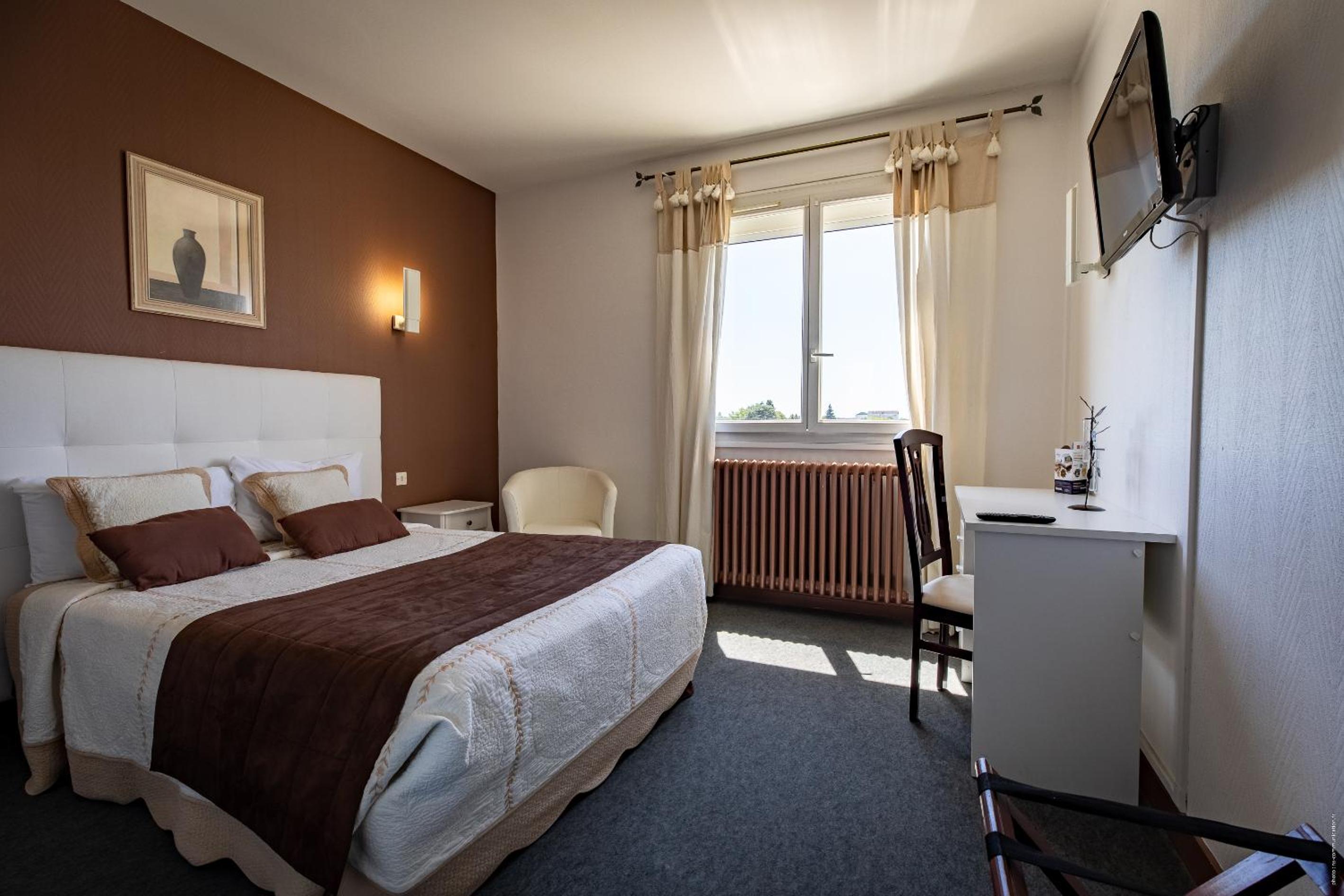 Double Room - Street Side - Photo 6
