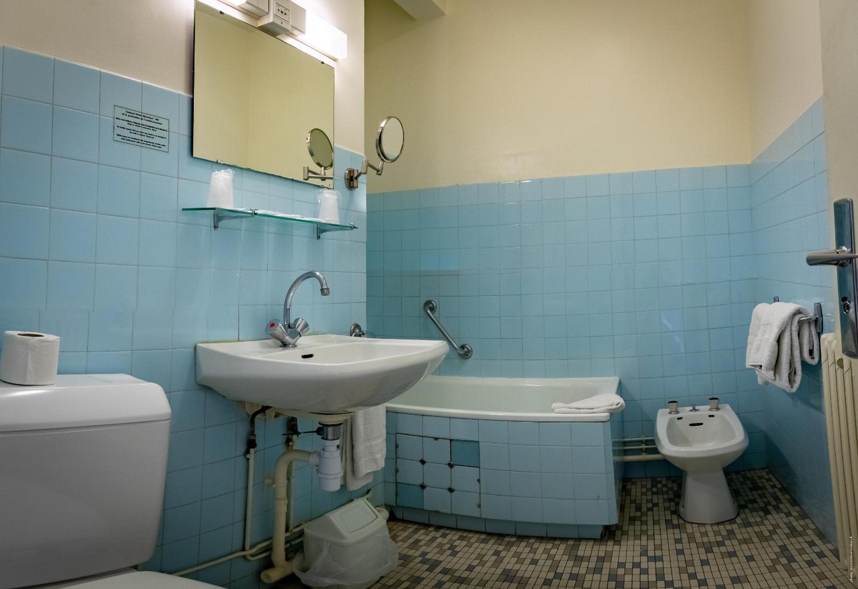 Double Room - Street Side - Photo 4