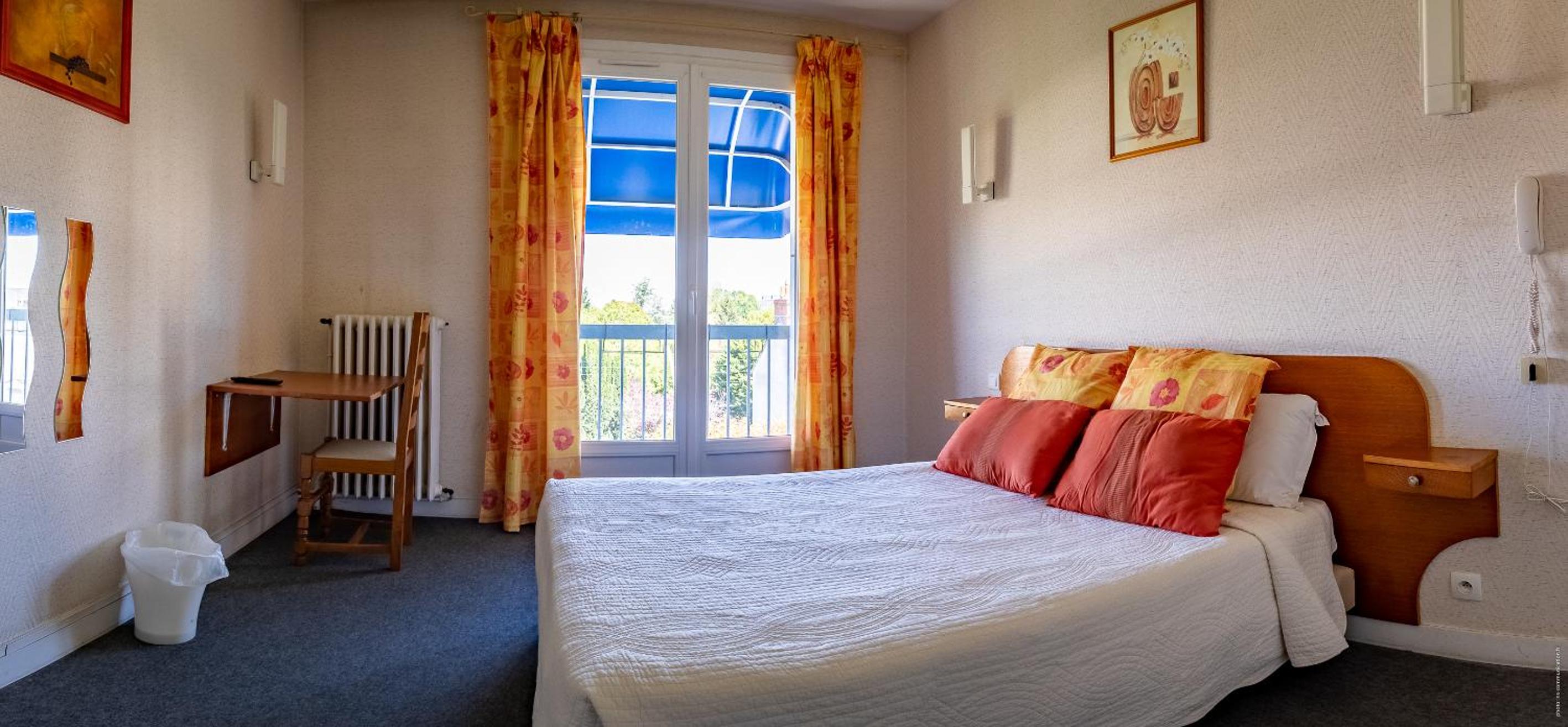 Double Room - Street Side - Photo 3