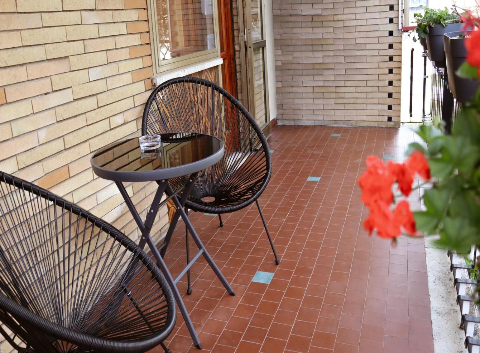 Apartment with Balcony - Photo 27